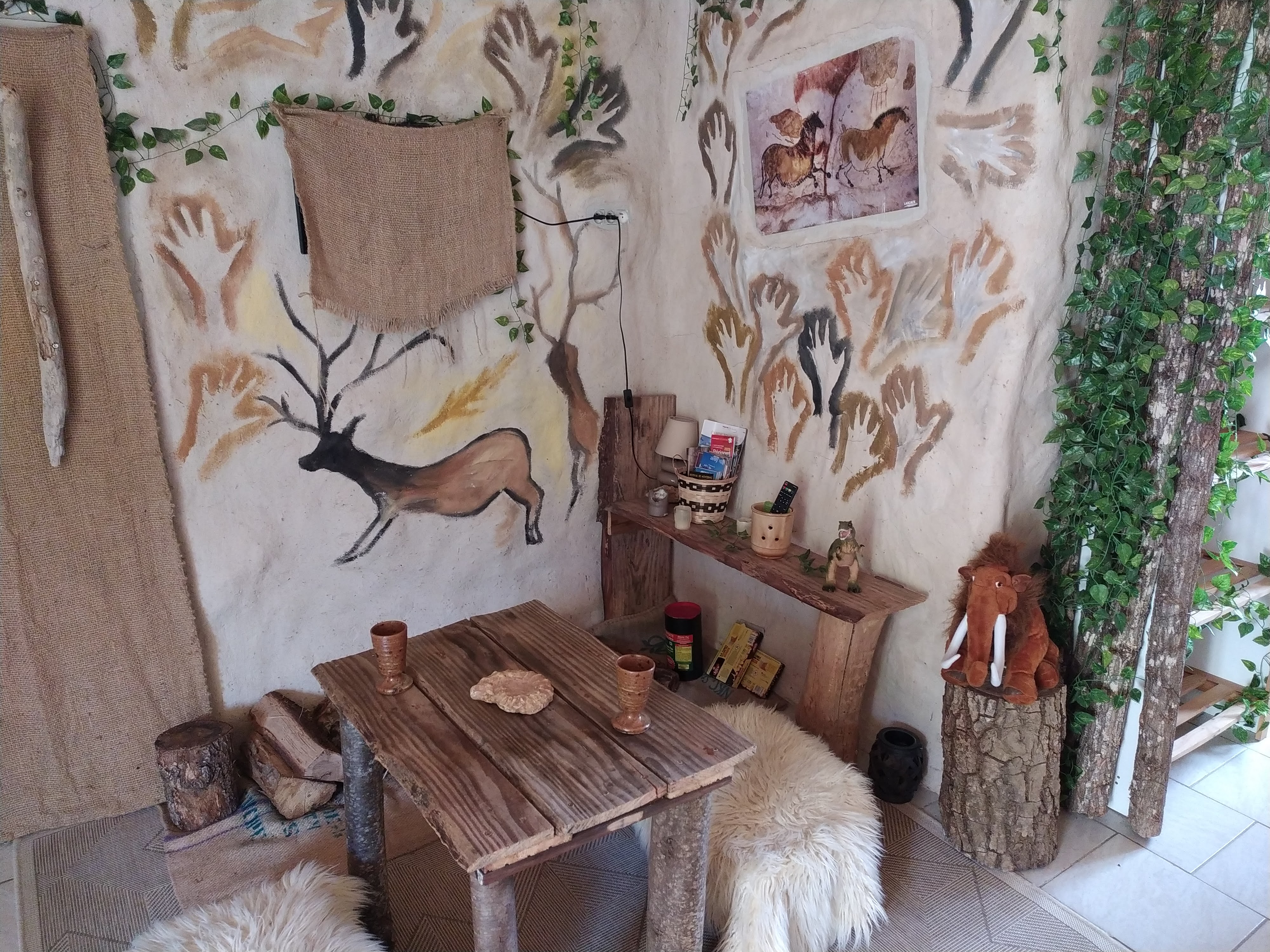 Homoerectus — Chambre à thème avec jacuzzi à Saint-Geniès (Dordogne) à Saint-Geniès — vue intérieure