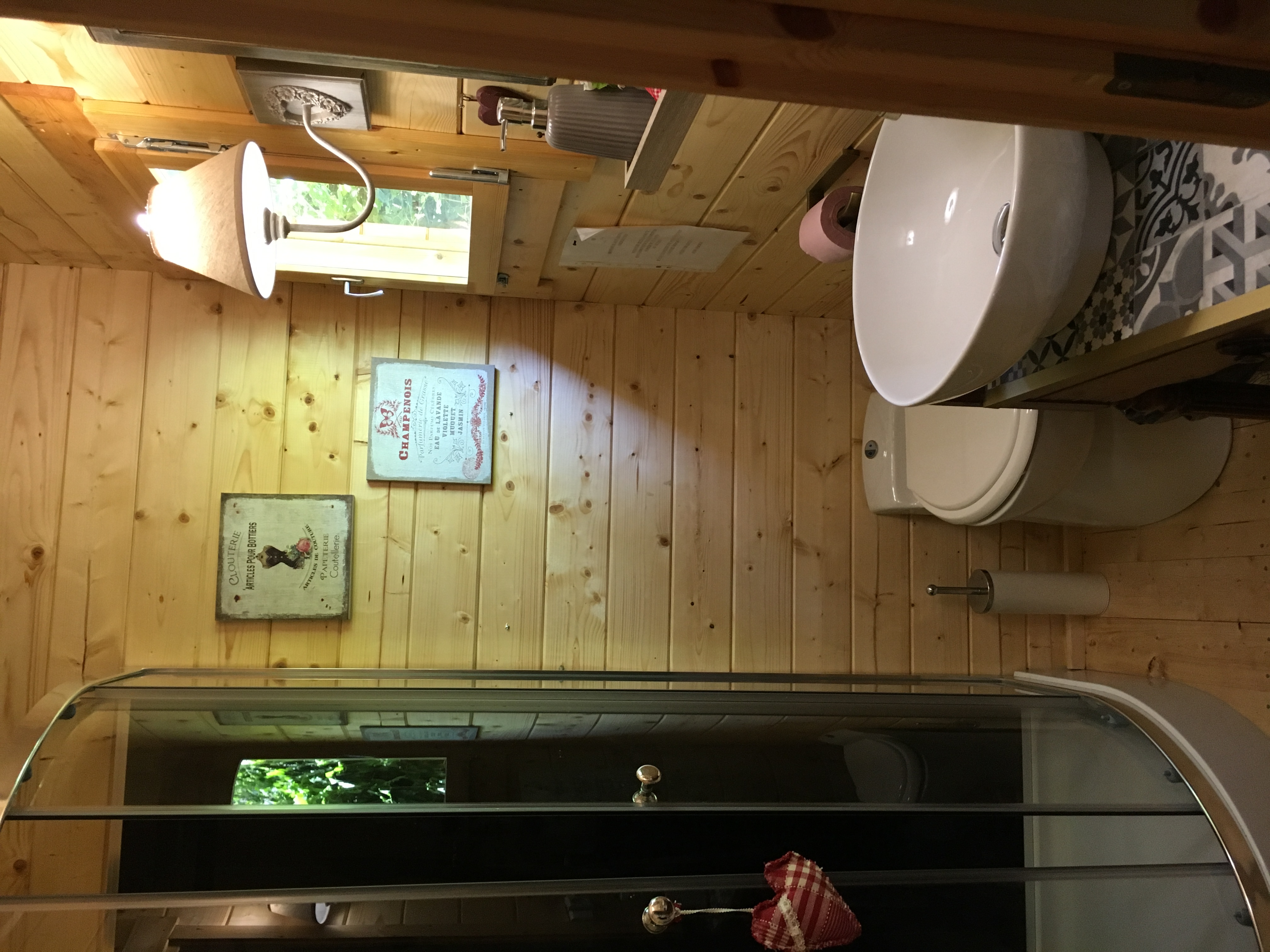 Évasion romantique dans une cabane avec balnéothérapie à Barjols — environnement naturel