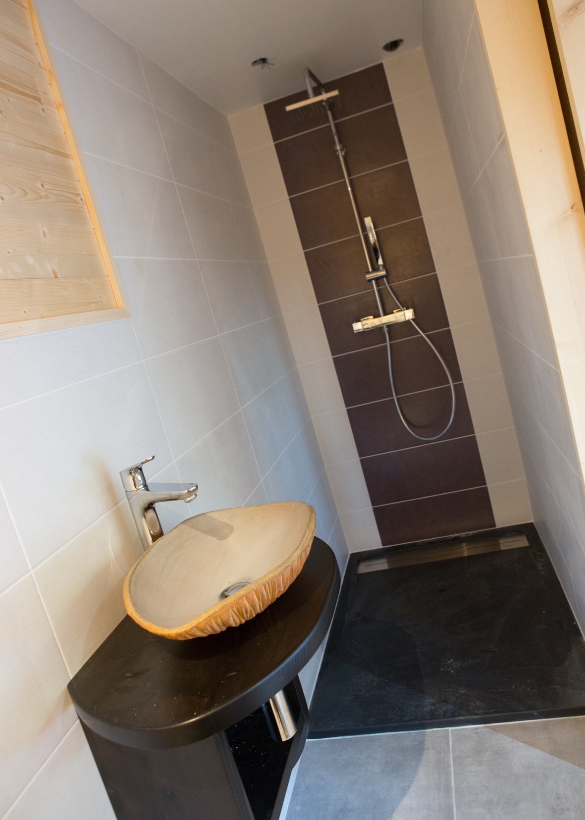 Le Chalet GAIA — Cabane avec spa à La Roche aux Fées (Haute-Loire) à Lapte — salle de bain
