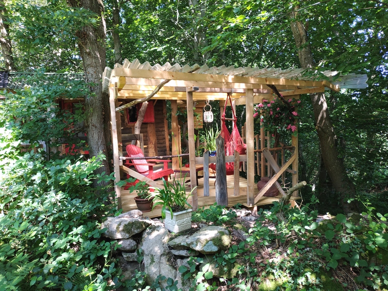 Nid perché : une cabane sur pilotis en pleine nature à Fermanville — cuisine