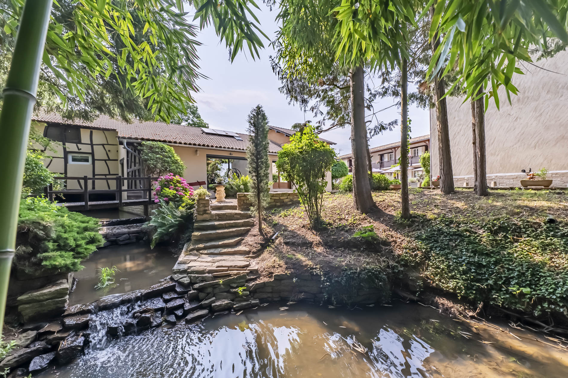 Gîte avec jacuzzi — Maison insolite avec spa à Ain à Meillonnas — détail architectural