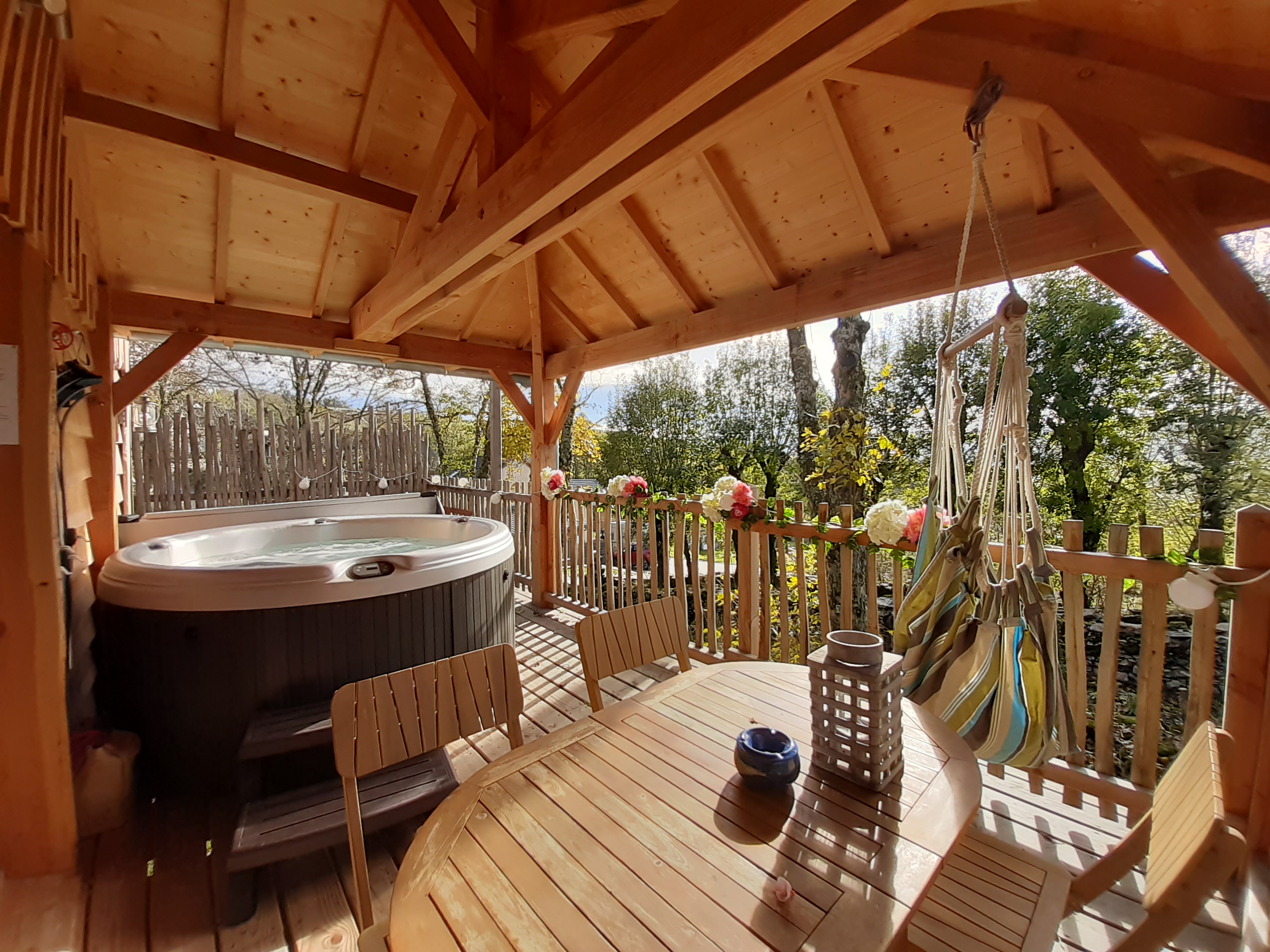 Cabane Spa Bérénice — Cabane sur pilotis avec jacuzzi à Lozère à Cubières — espace de vie