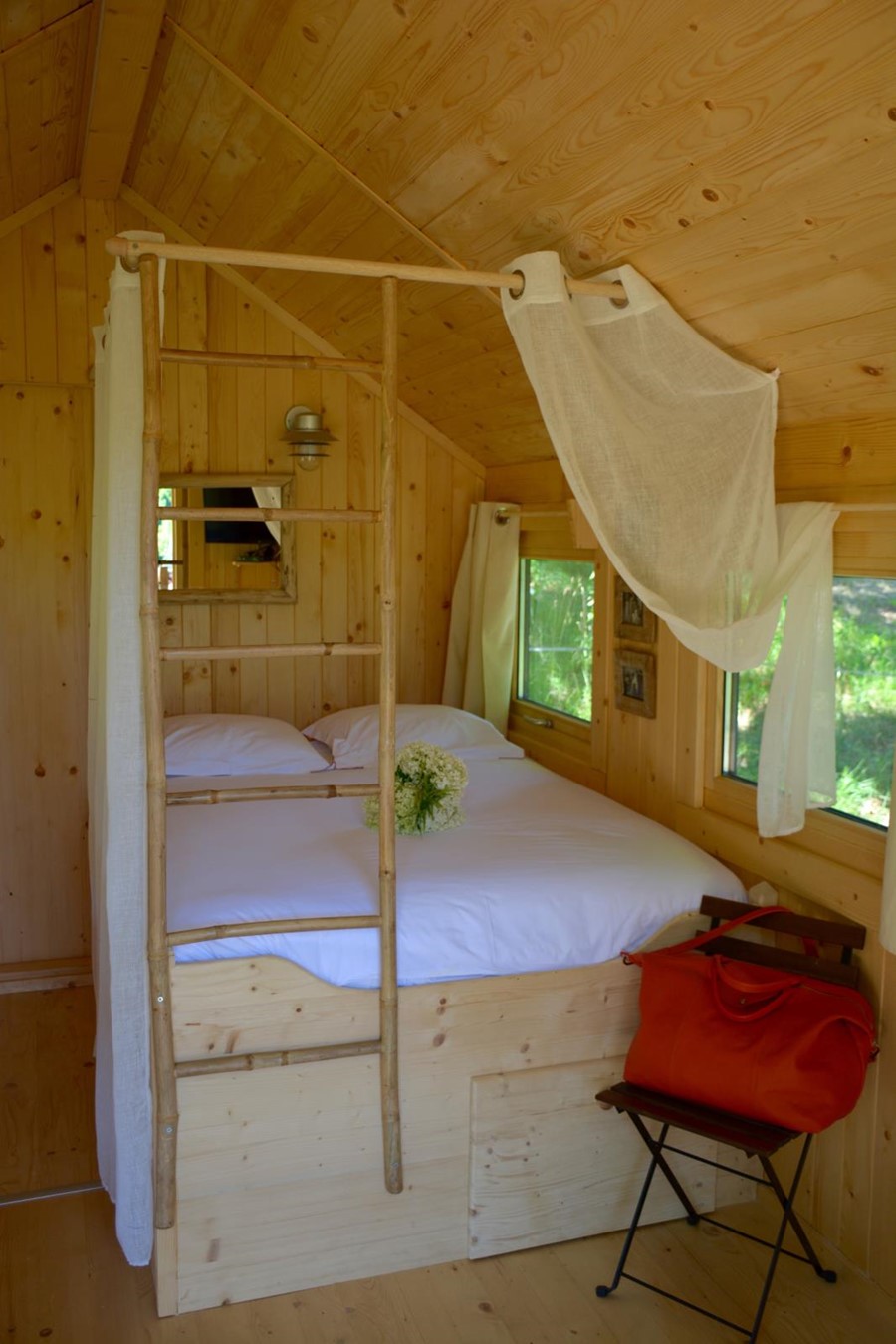 Tiny House la Pradela — Nuit avec Spa privé en Dordogne à Alles-sur-Dordogne — vue intérieure