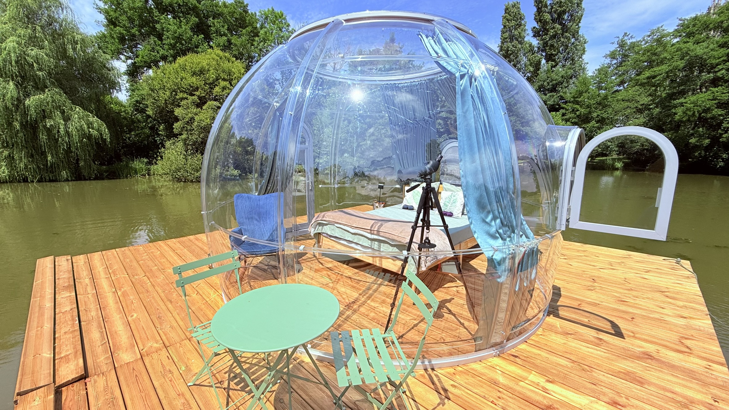 La Bulle sur l'eau — Nuit flottante avec spa à Santranges (Cher) à Santranges — chambre