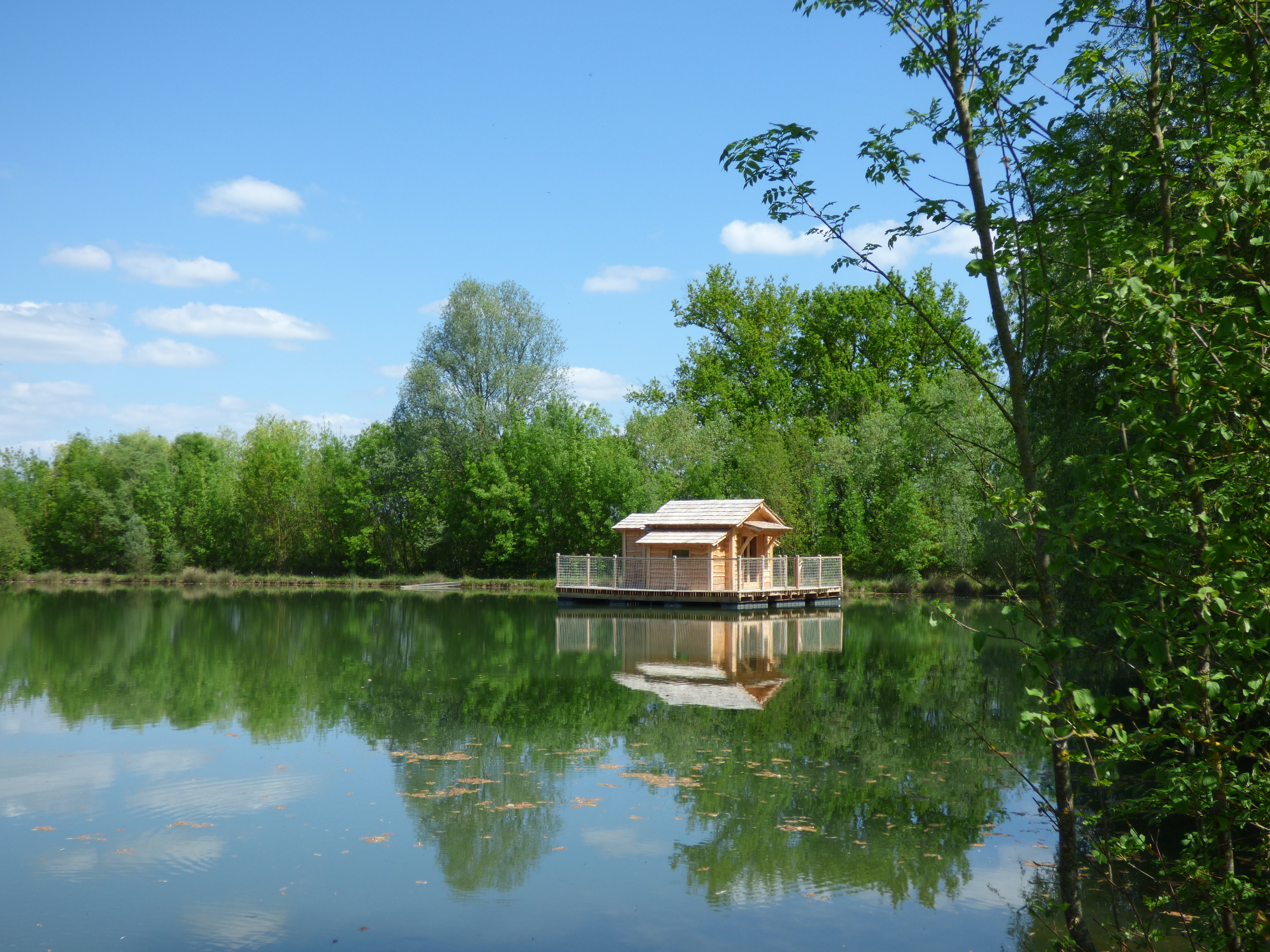 Cabane des Saules : une échappée belle sur l'eau en Aquitaine à Douzains — espace de vie