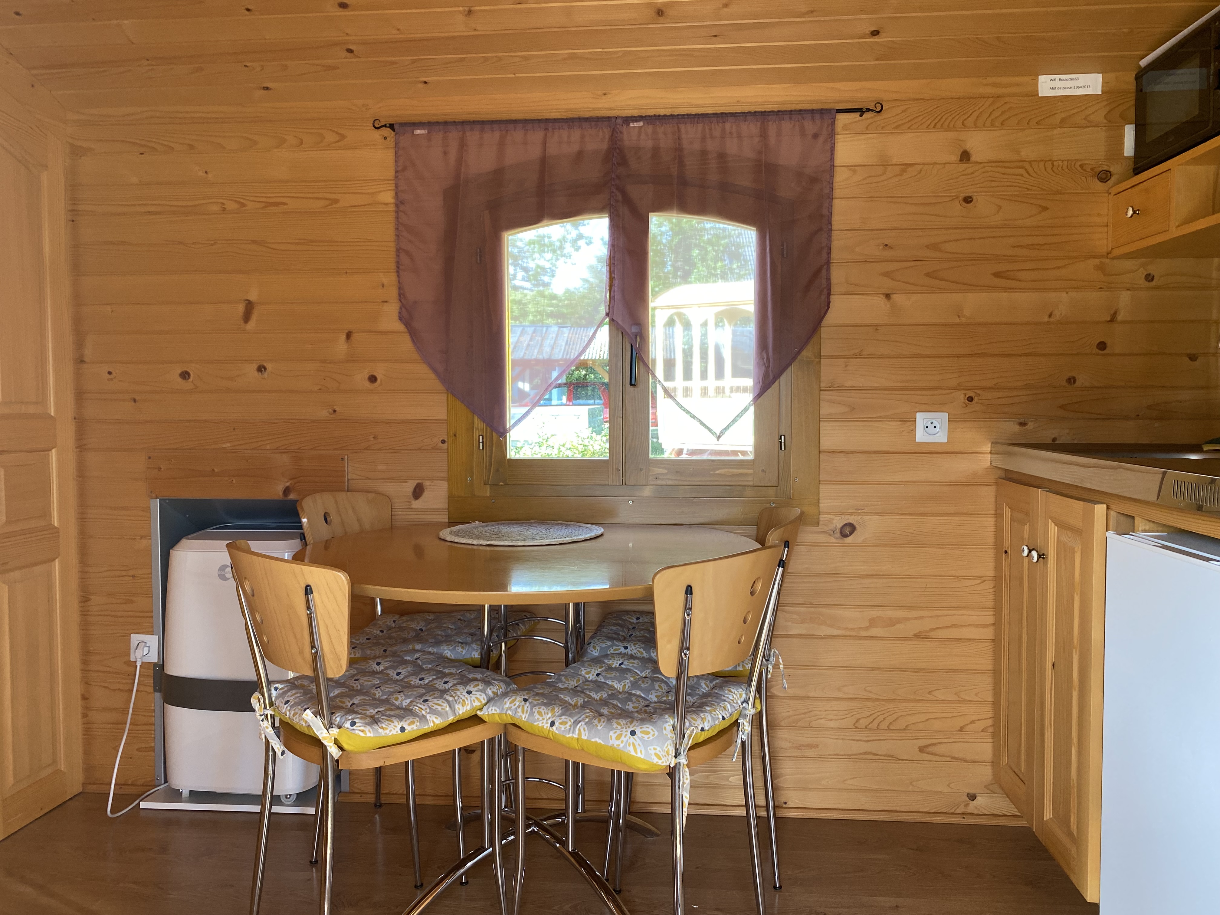 Roulotte Flamenca — Séjour avec spa à Saint-Nectaire dans le Puy-de-Dôme à Saint-Nectaire — chambre