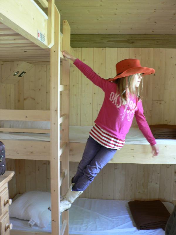 La Cabane du Pionnier : un refuge sur pilotis en Picardie à Cessières-Suzy — espace de vie