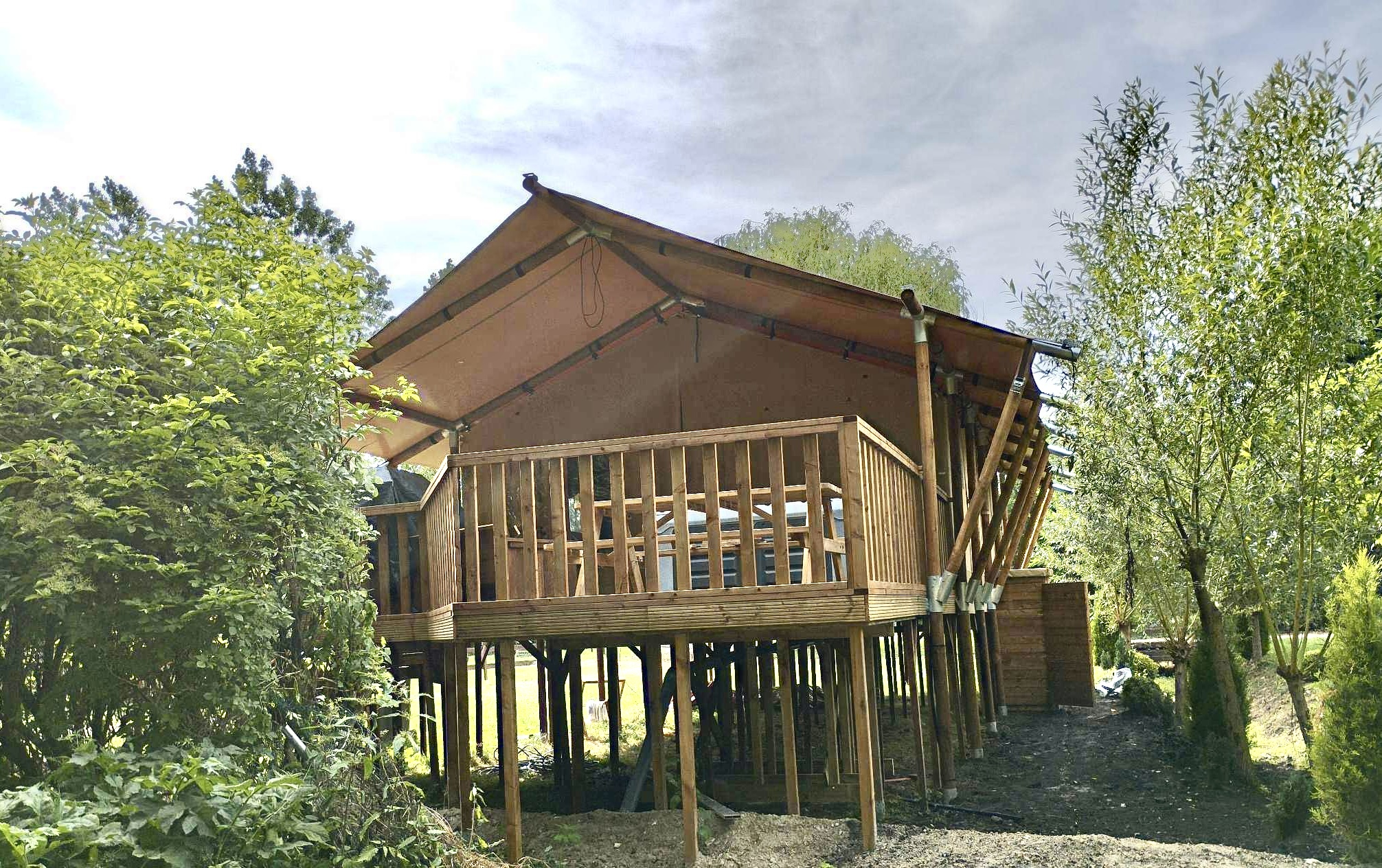Tente Safari XXL sur Pilotis — Tente avec Spa à Oise