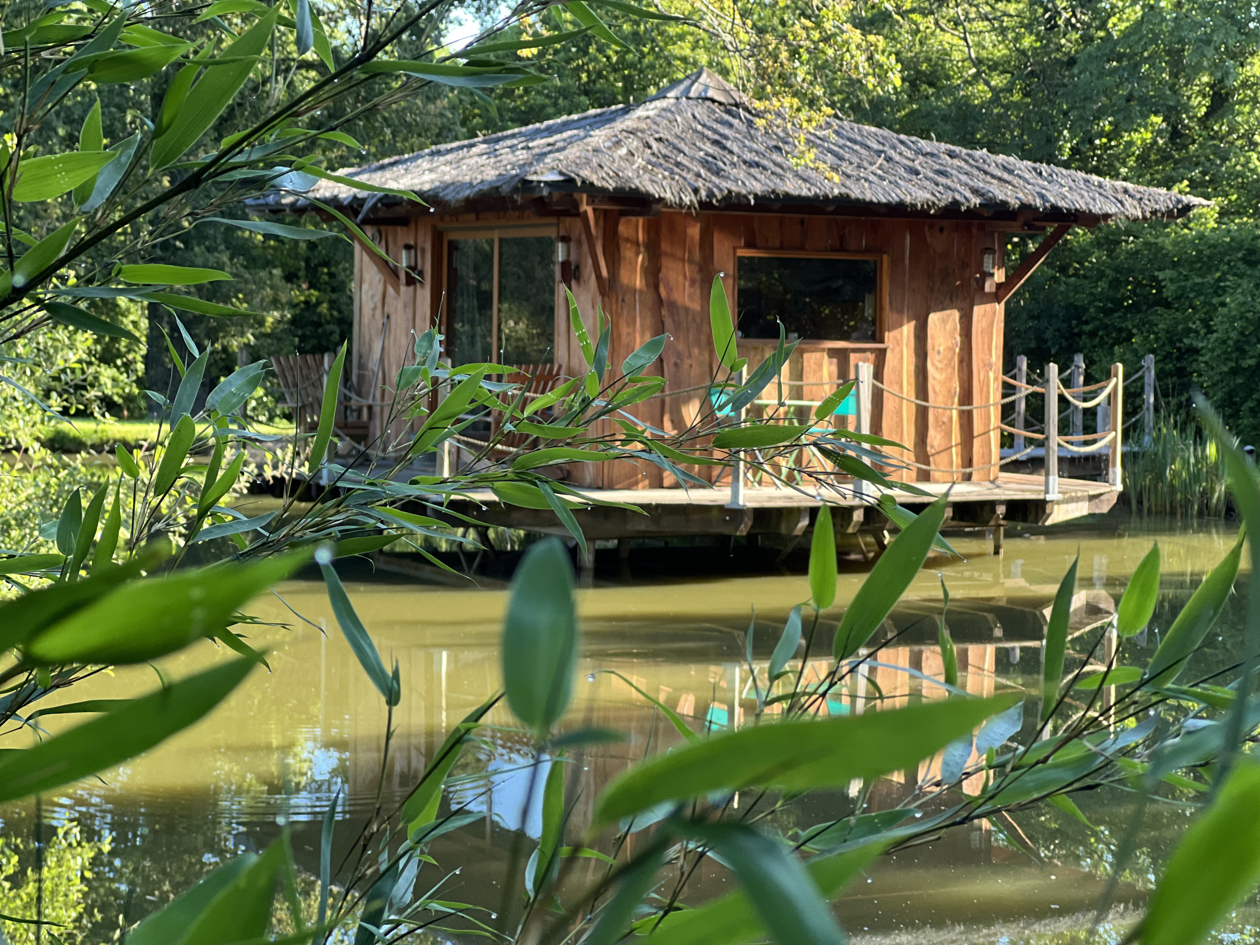 La Cabane des Tourtereaux — Cabane sur l'eau avec spa à Creuse à Chamberaud — salle de bain