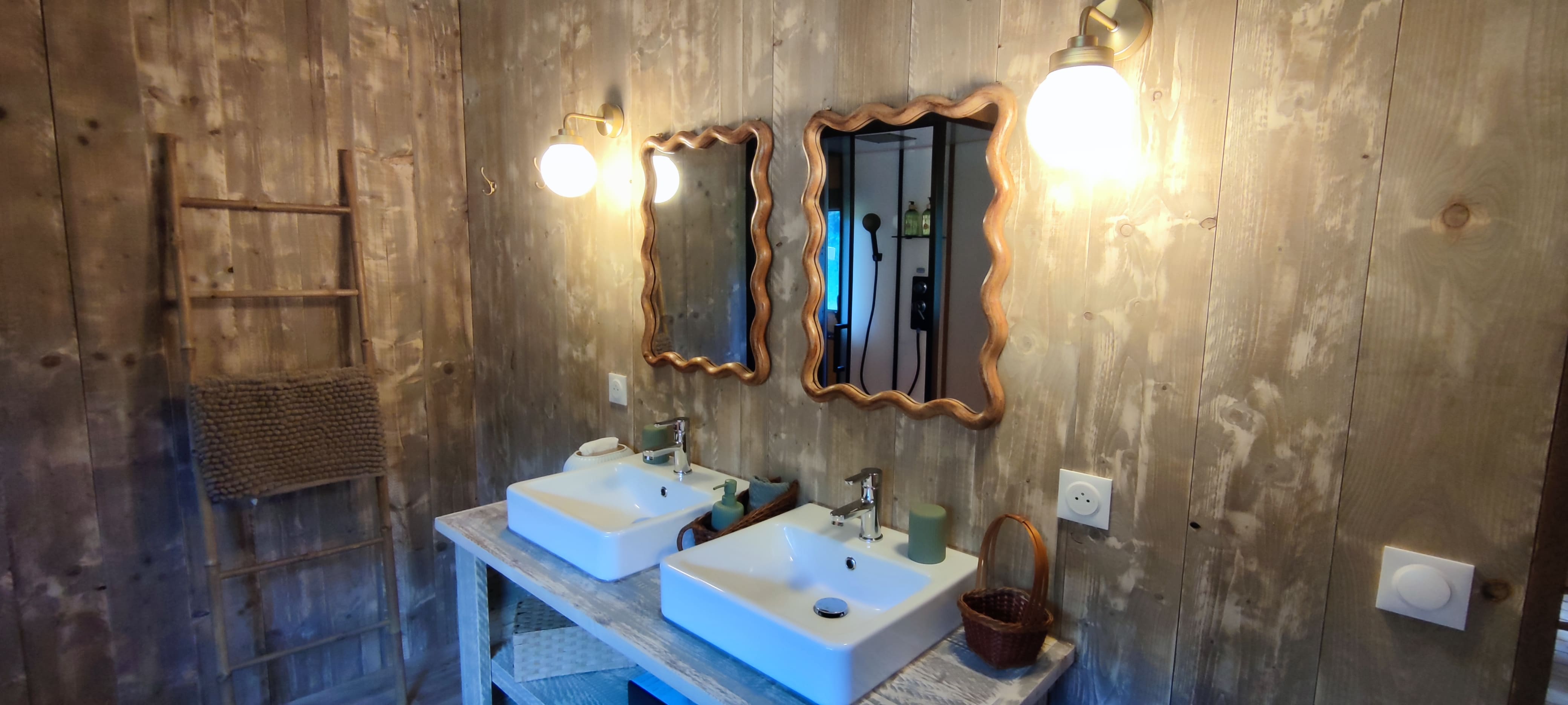 Santoline — Lodge safari avec spa privatif à Vienne à Vienne — espace de vie