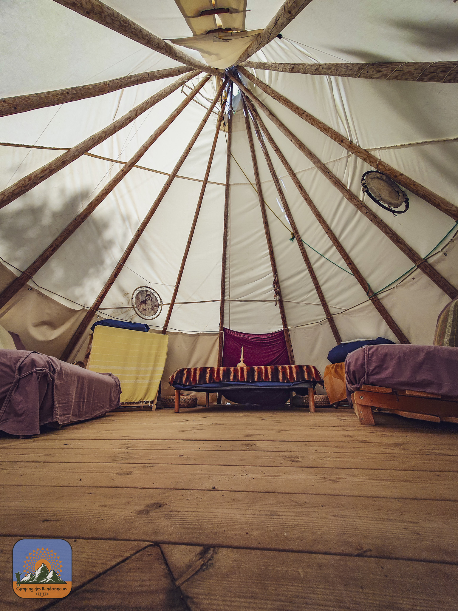 Un tipi chaleureux pour une escapade en pleine nature à Fenouillet — vue intérieure