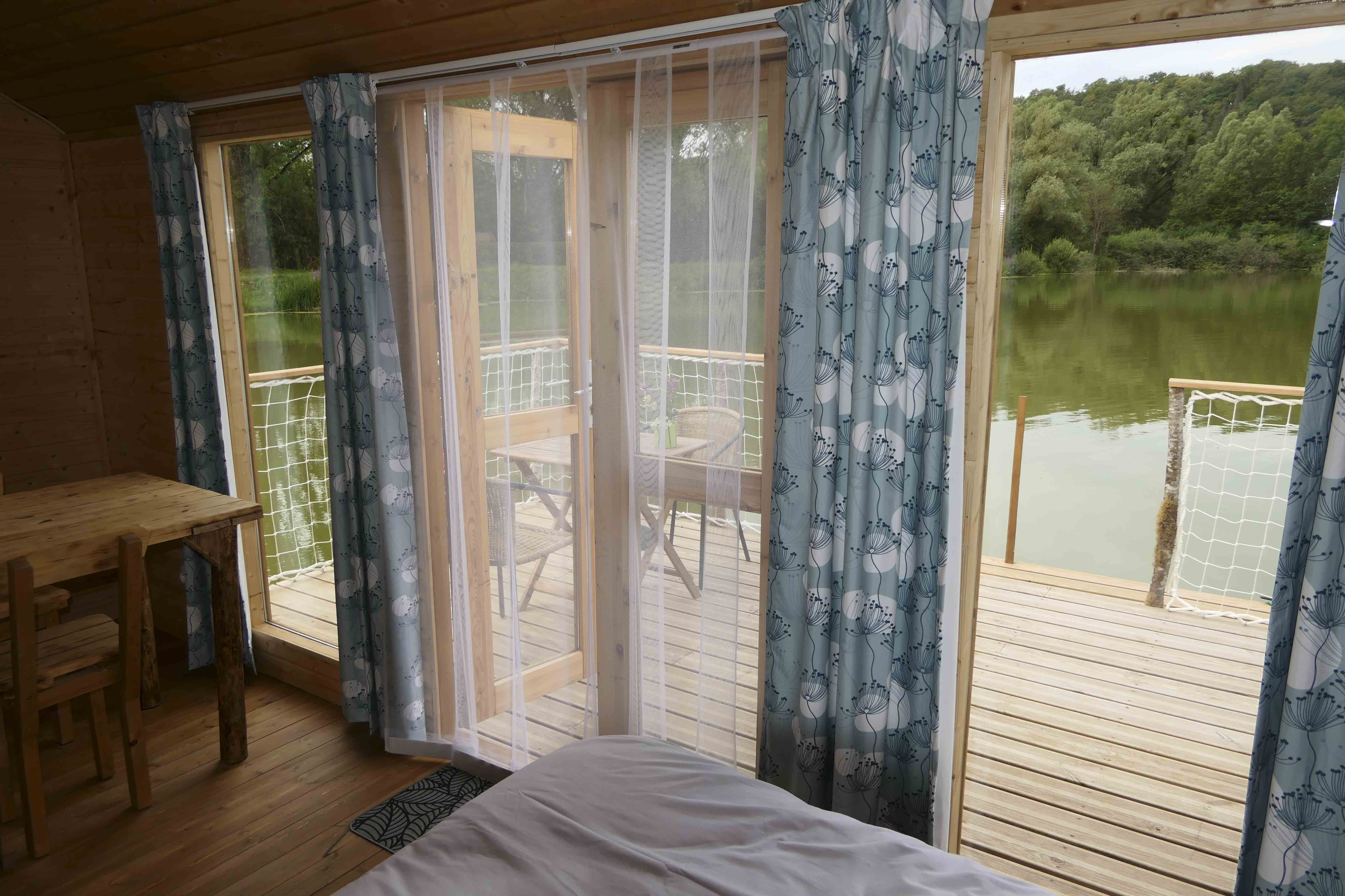 Le Panoramique Flambé : une cabane sur l'eau en Lorraine à Givrauval — détail architectural