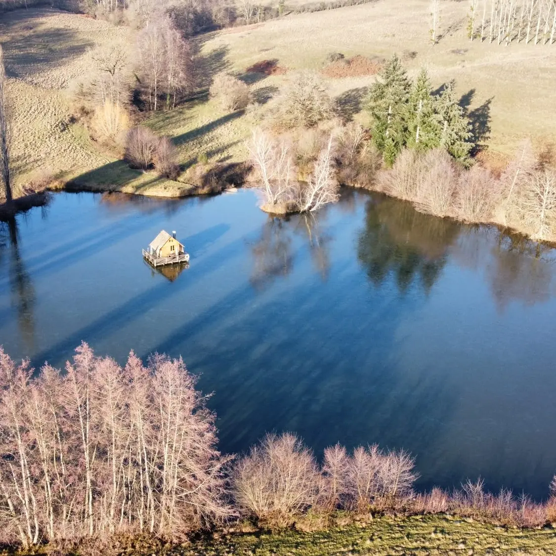 Cabane du Paraclet : une évasion sur l'eau en Bourgogne à Saint-Didier-Sur-Arroux — espace de vie