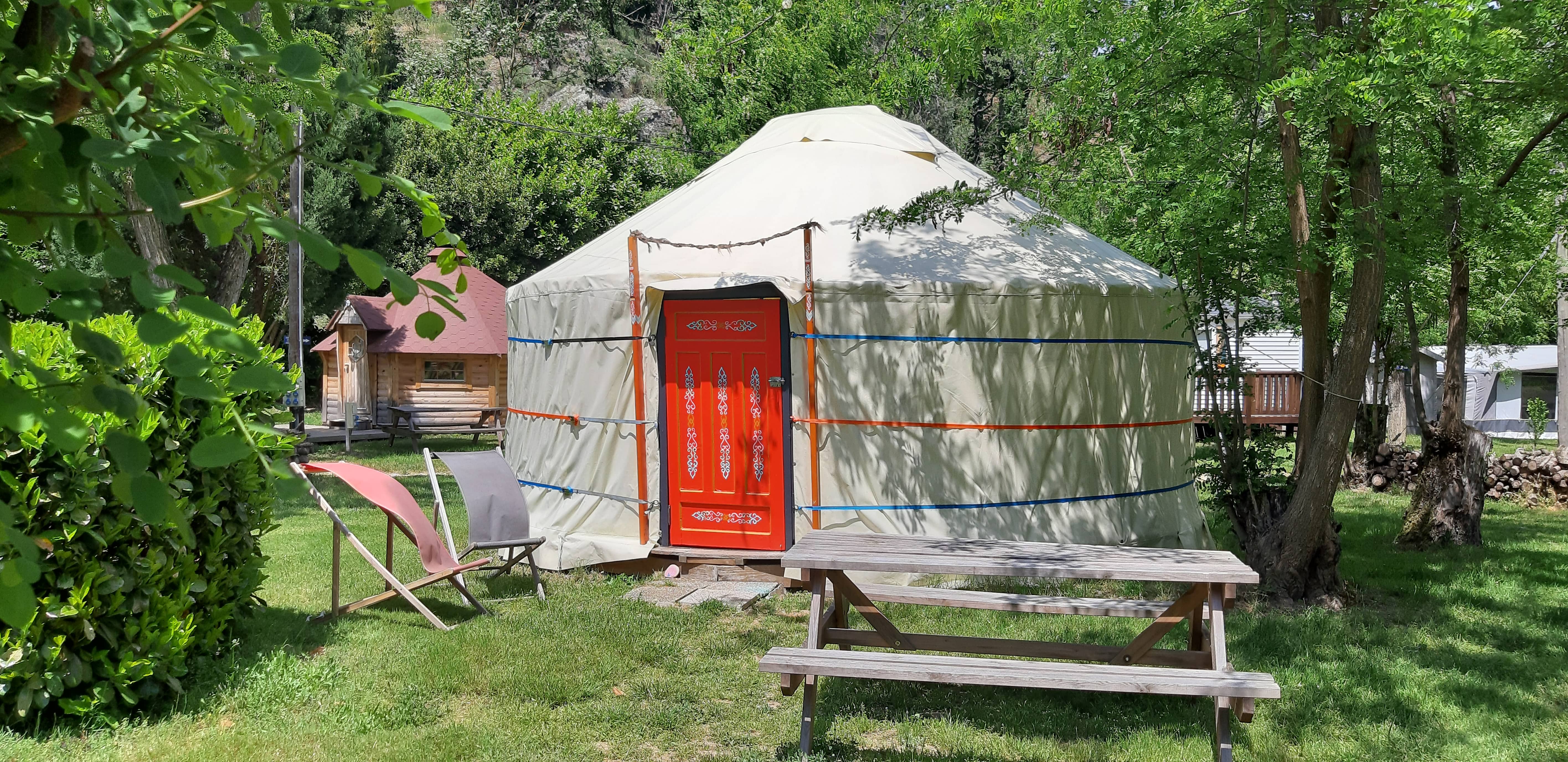 Yourte WOOD 5 personnes — Yourte avec spa à Ardèche à Aubenas — salle de bain