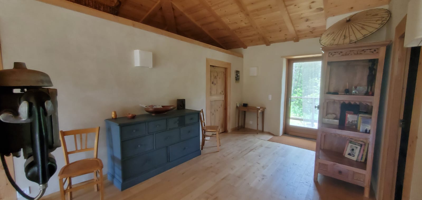 Cabane sur pilotis : une expérience unique au bord de la rivière à Chambon — vue depuis la terrasse