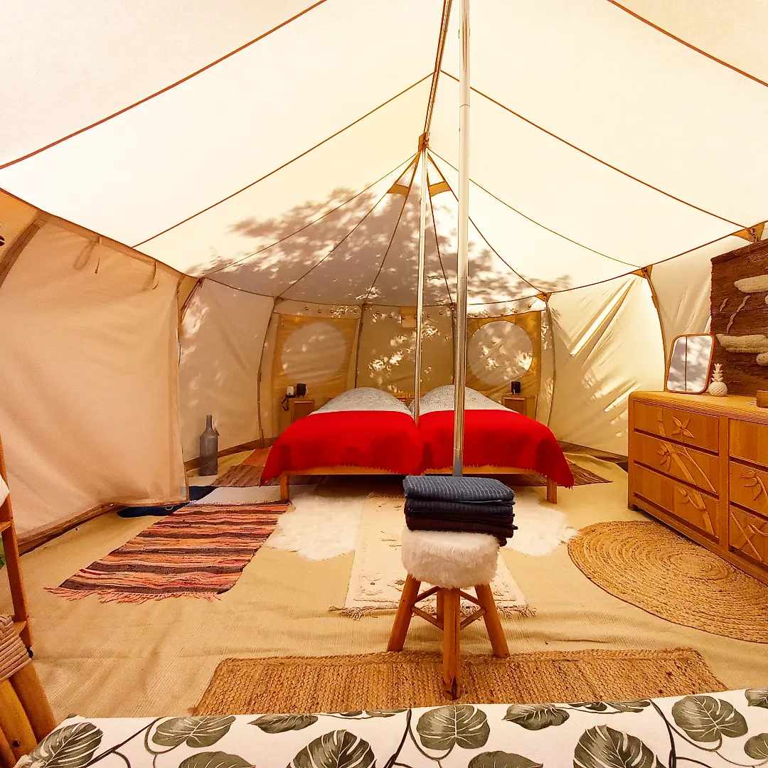 Bus magique avec tente glamping — Nuit insolite en Allier à Vichy — vue intérieure
