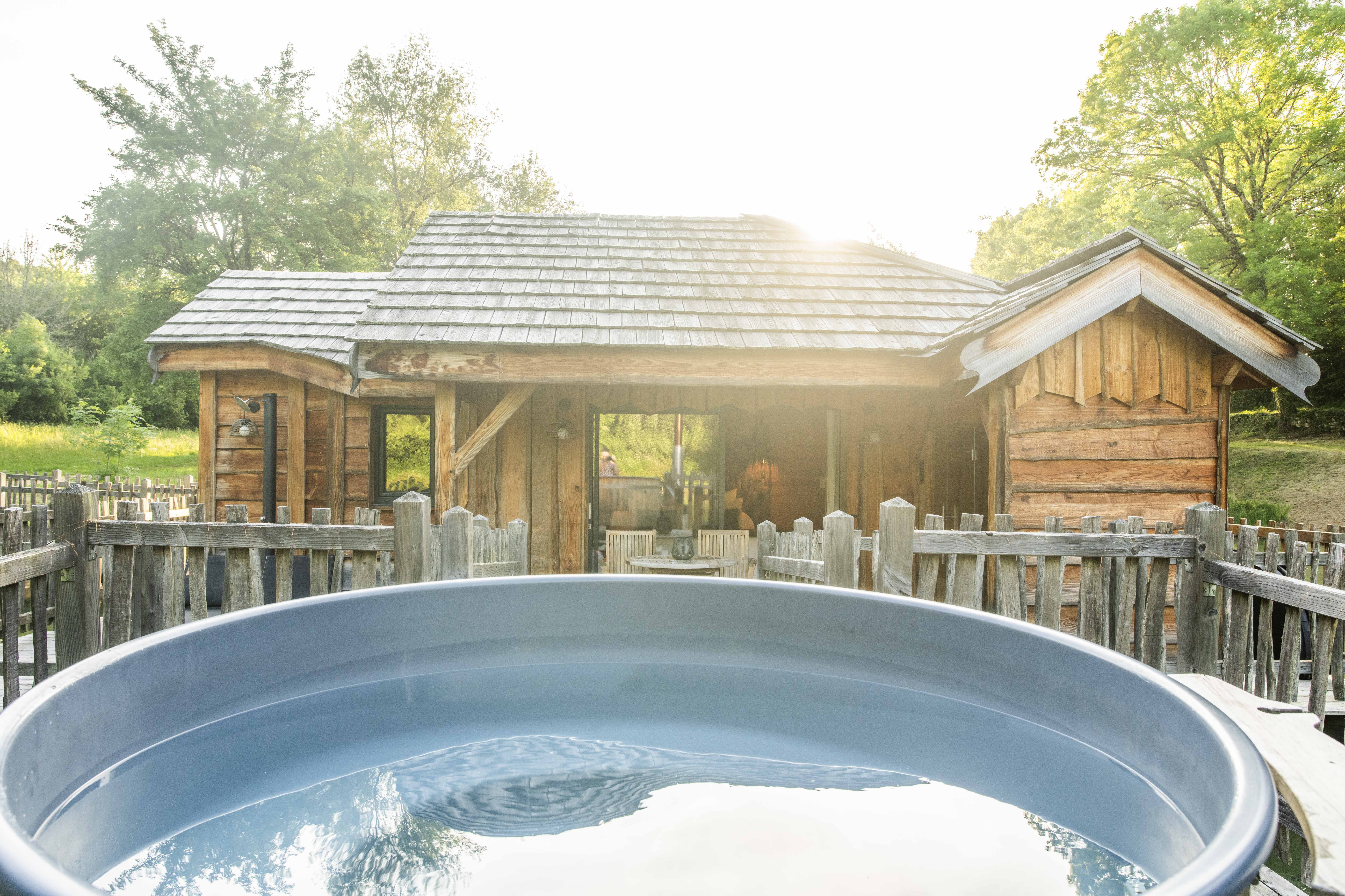 Cabane du Lac & Spa : une expérience aquatique unique à Saint- Martin Des Combes — vue intérieure