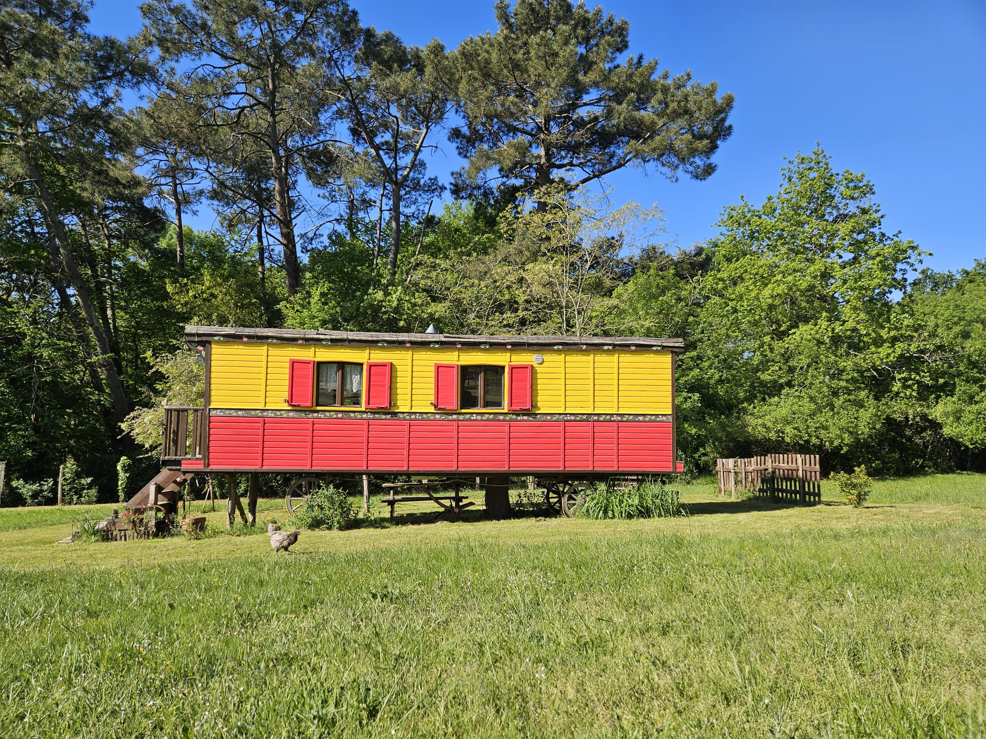 Belle des Prés — Roulotte colorée avec spa à Sud-Gironde