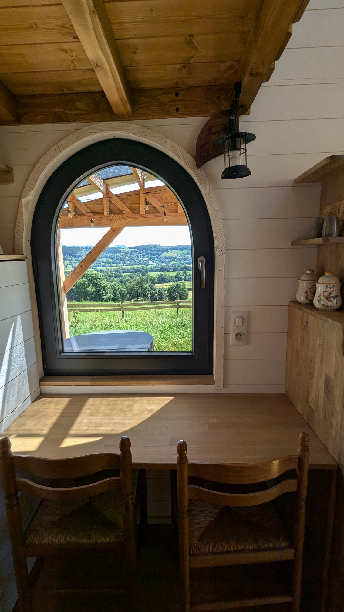 Le Foyer de Bilbo : une escapade insolite en tiny house à Saint Pierre Roche — cuisine