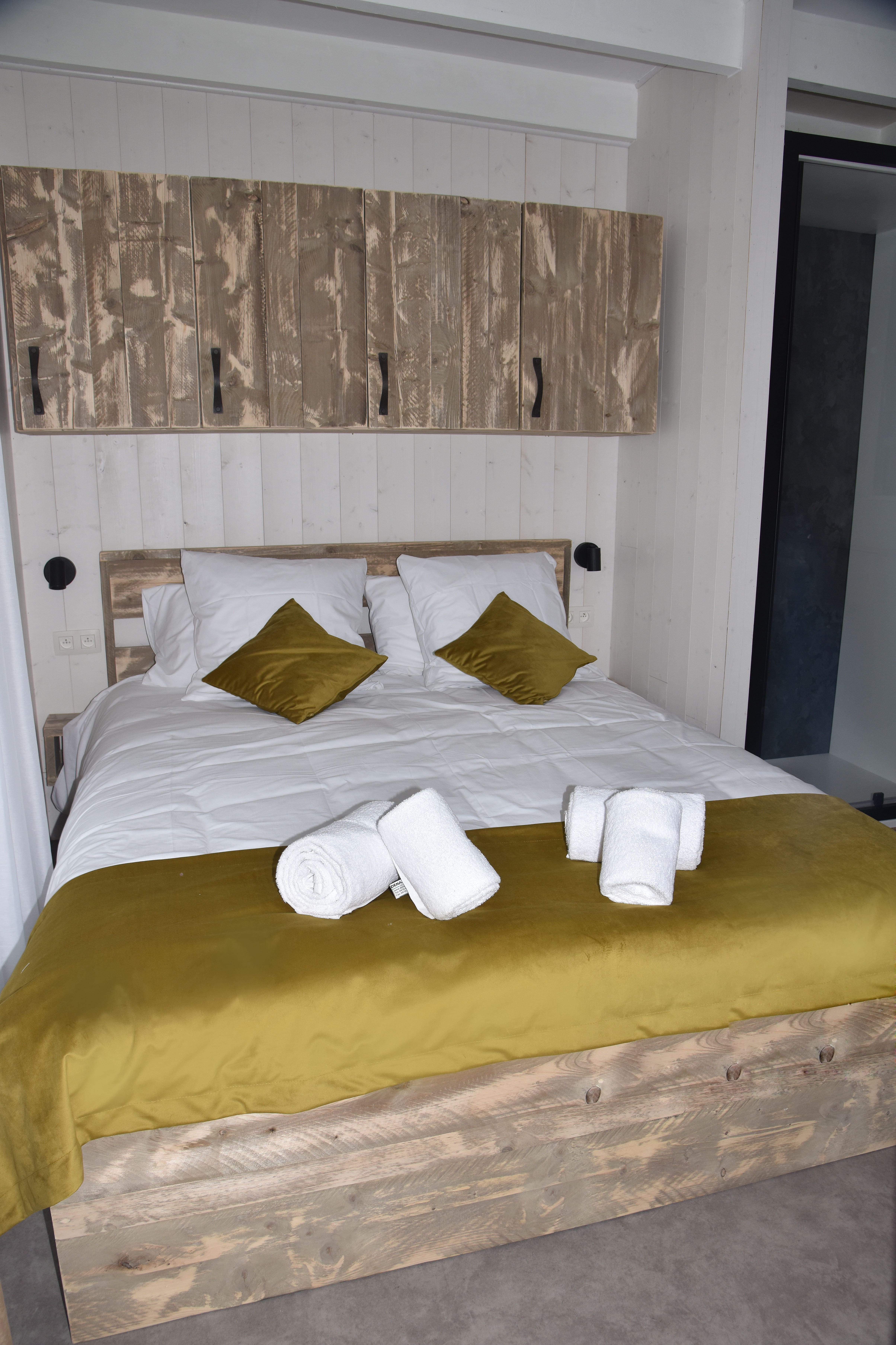 Cabane Brennus avec bain à remous en Auvergne à Vic-Le-Comte — chambre