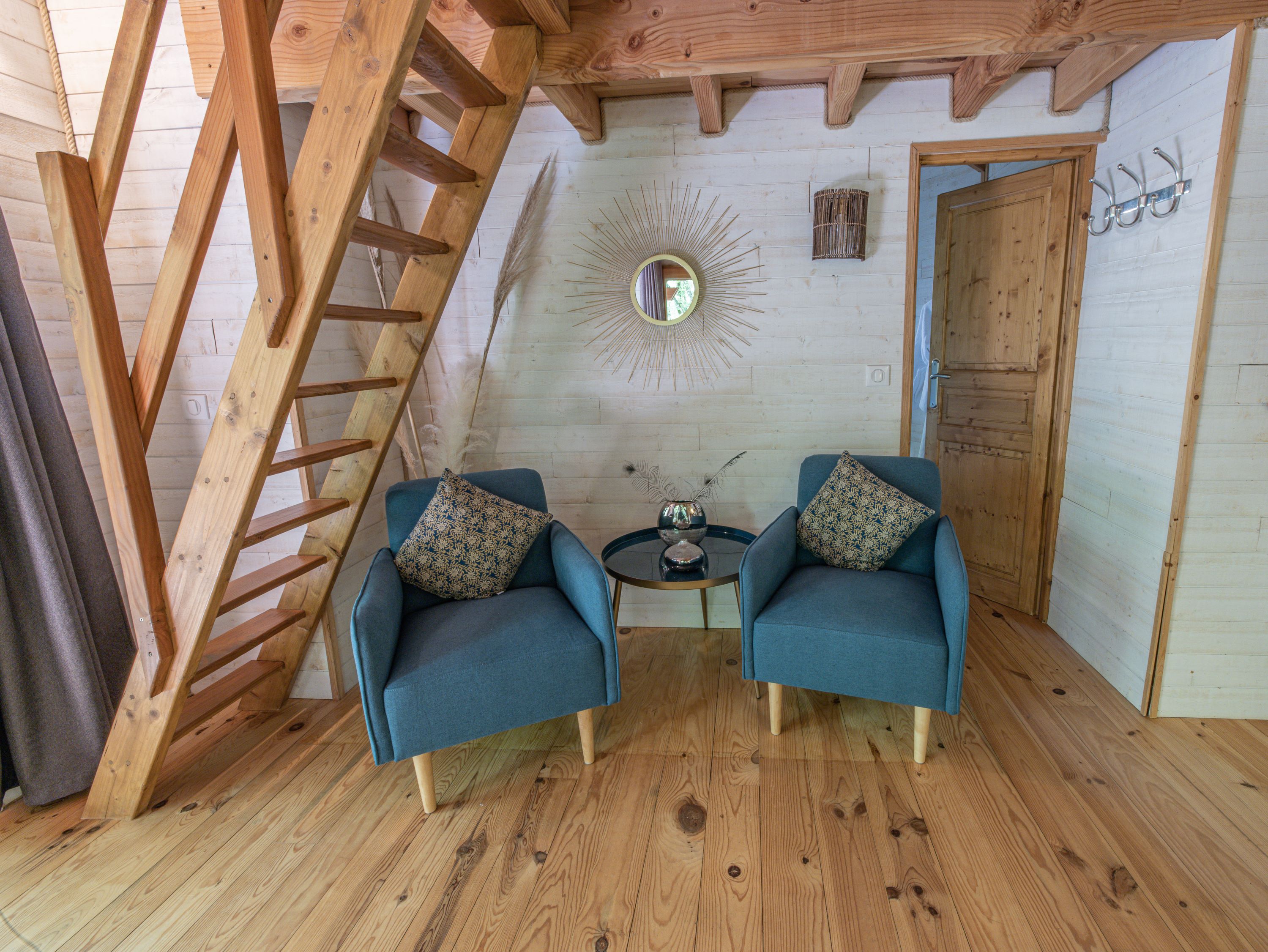 Évasion dans une cabane perchée avec spa en Aquitaine à Monsac — détail architectural