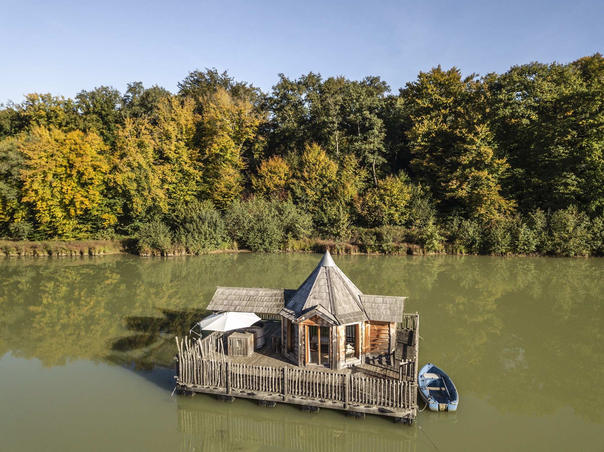 Cabane Spa Sauvage : une évasion sur l'eau en Franche-Comté