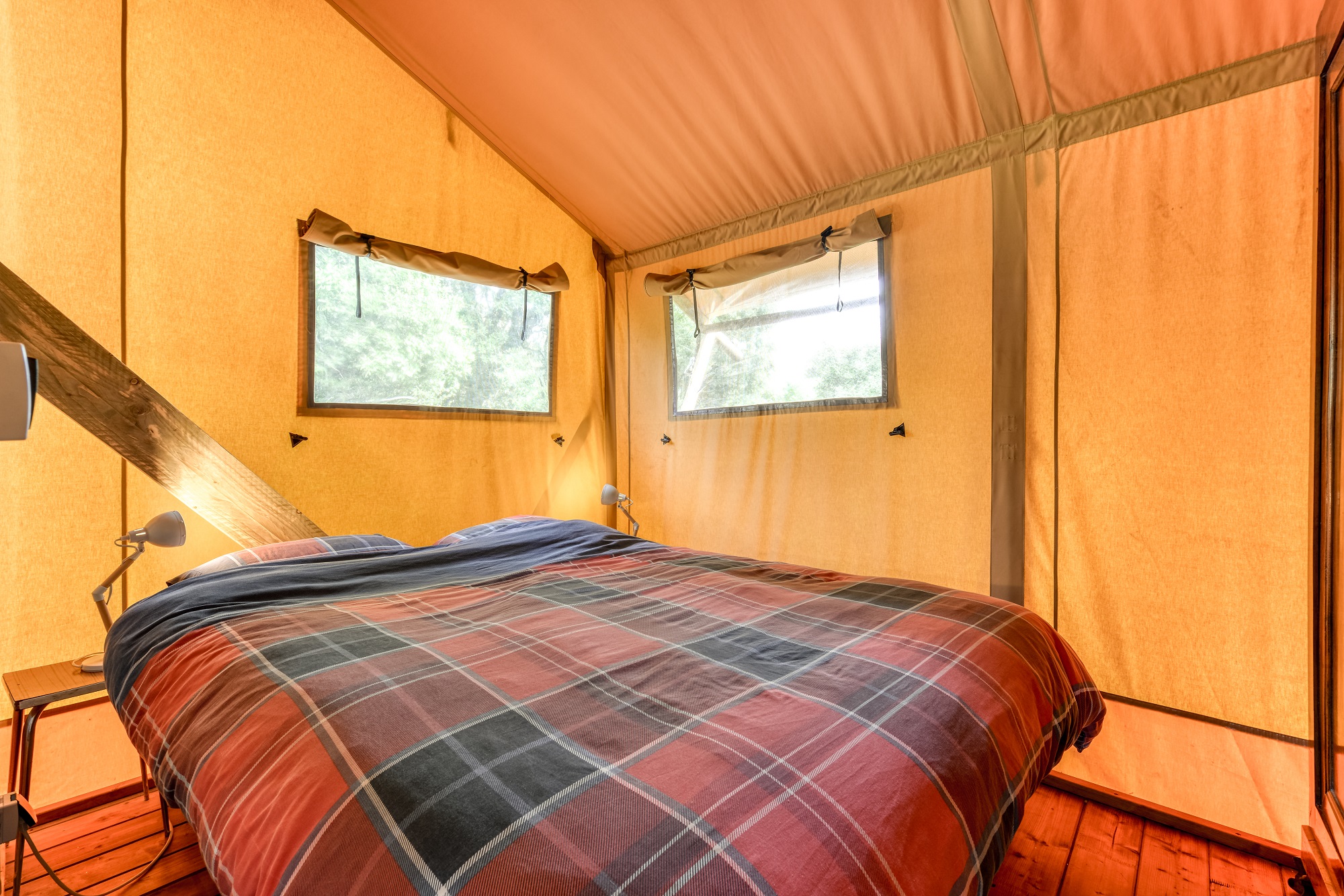 Tente Joy : un safari lodge au cœur du Languedoc-Roussillon à Velieux — environnement naturel