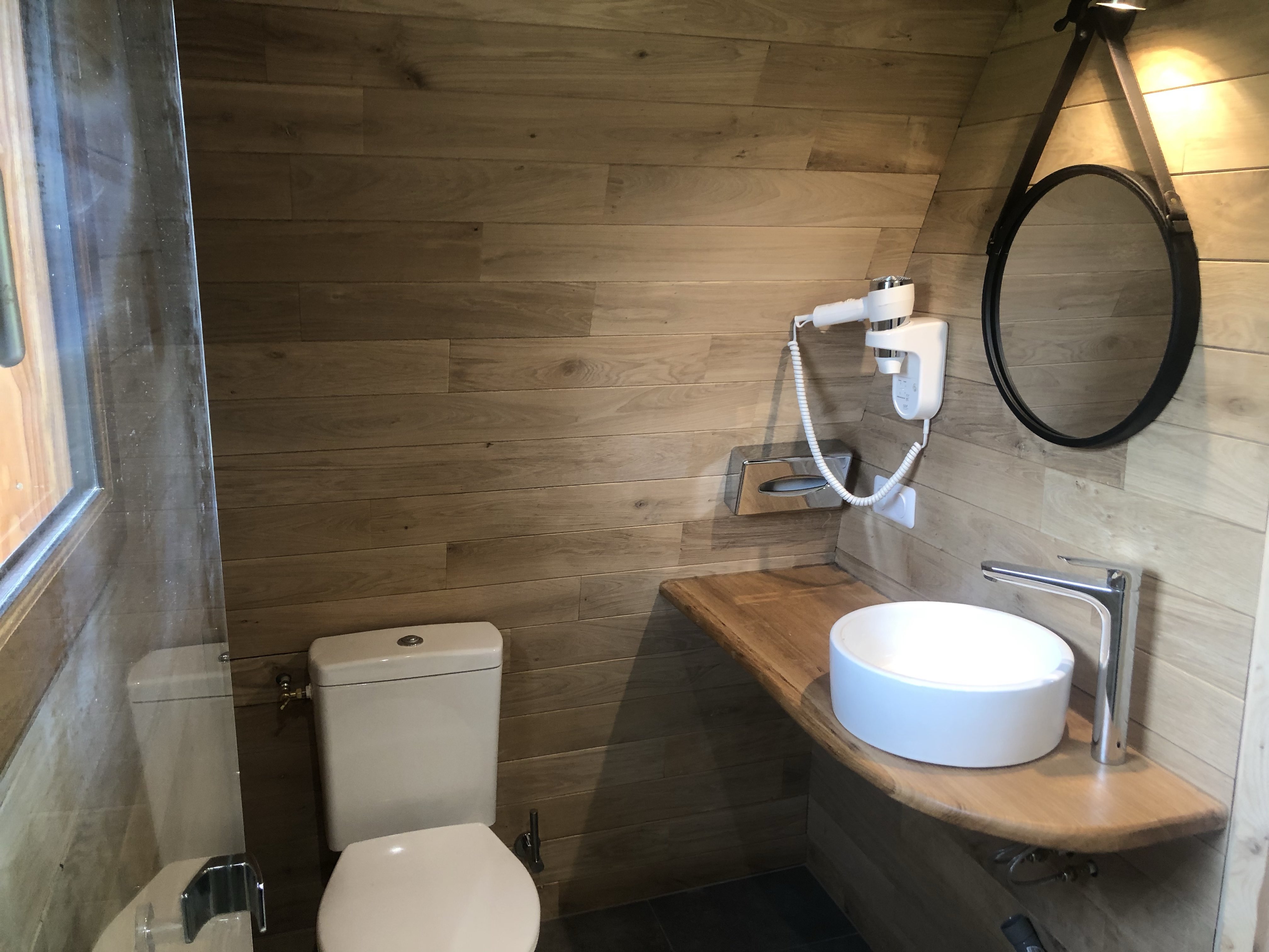 Lodge avec Terrasse Privative — Hébergement insolite à Loir-et-Cher à Cour Cheverny — salle de bain
