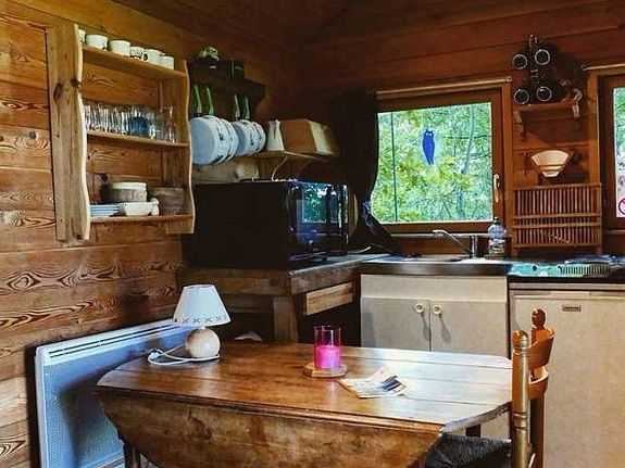 La Cabane aux Secrets — Cabane dans les arbres avec spa à Marne à Bezannes — salle de bain