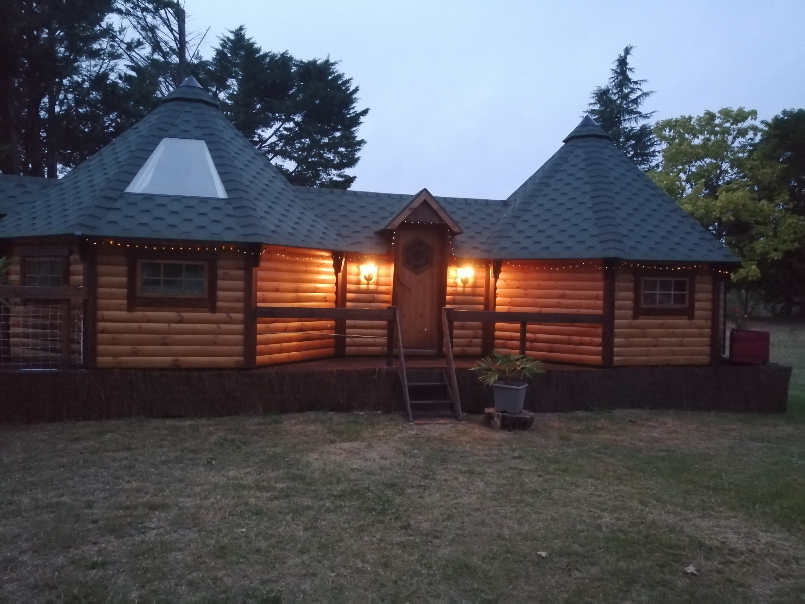 Kota - A l'abri des cyprès — Séjour insolite avec spa à Gers à Riguepeu — détail architectural
