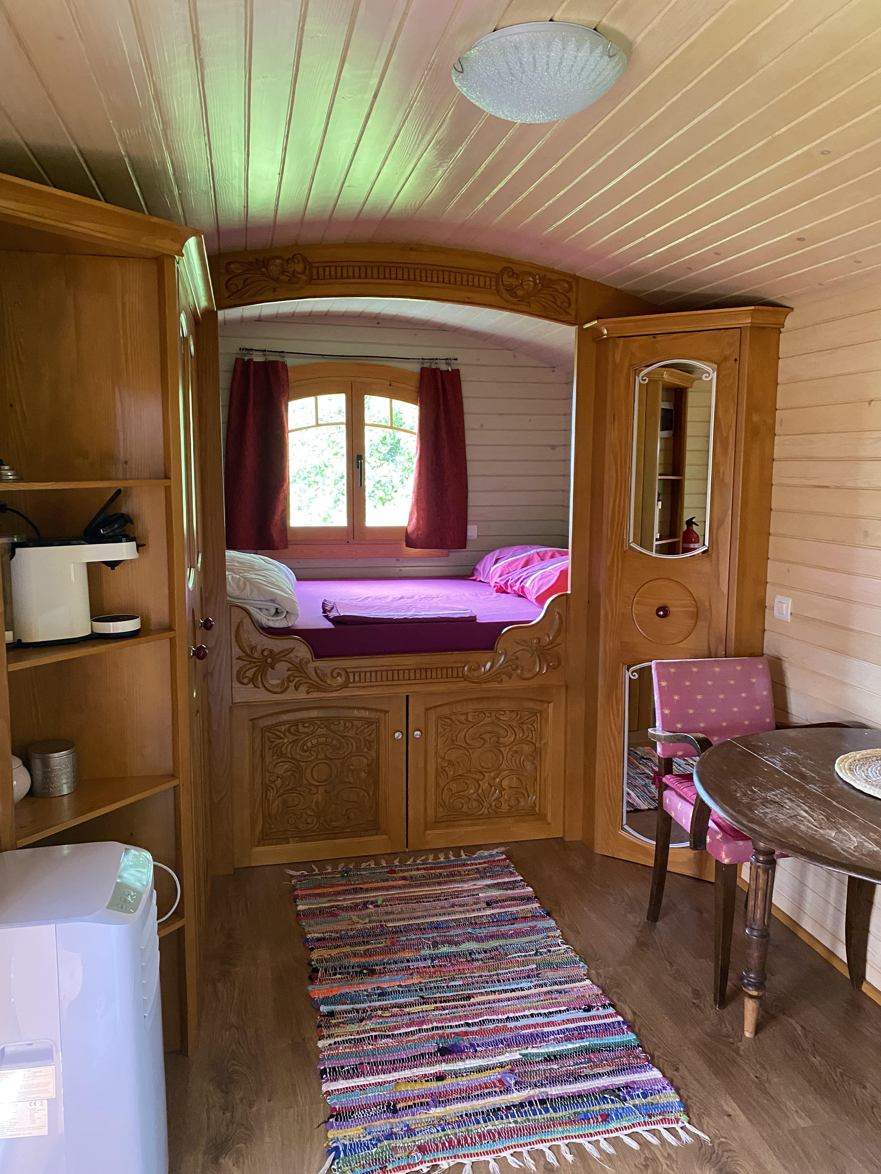 Roulotte Olivia — Hébergement insolite avec spa à Puy-de-Dôme à Riom — espace de vie