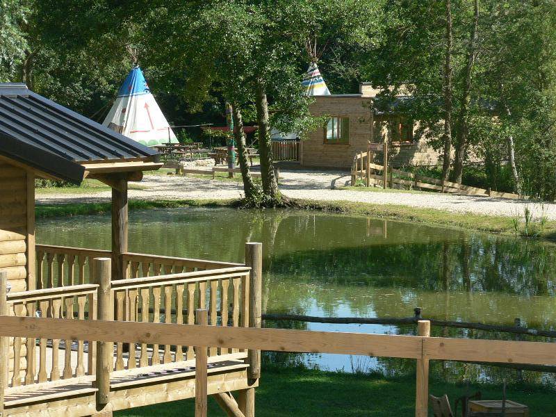 La Cabane du Pionnier : un refuge sur pilotis en Picardie à Cessières-Suzy — vue intérieure