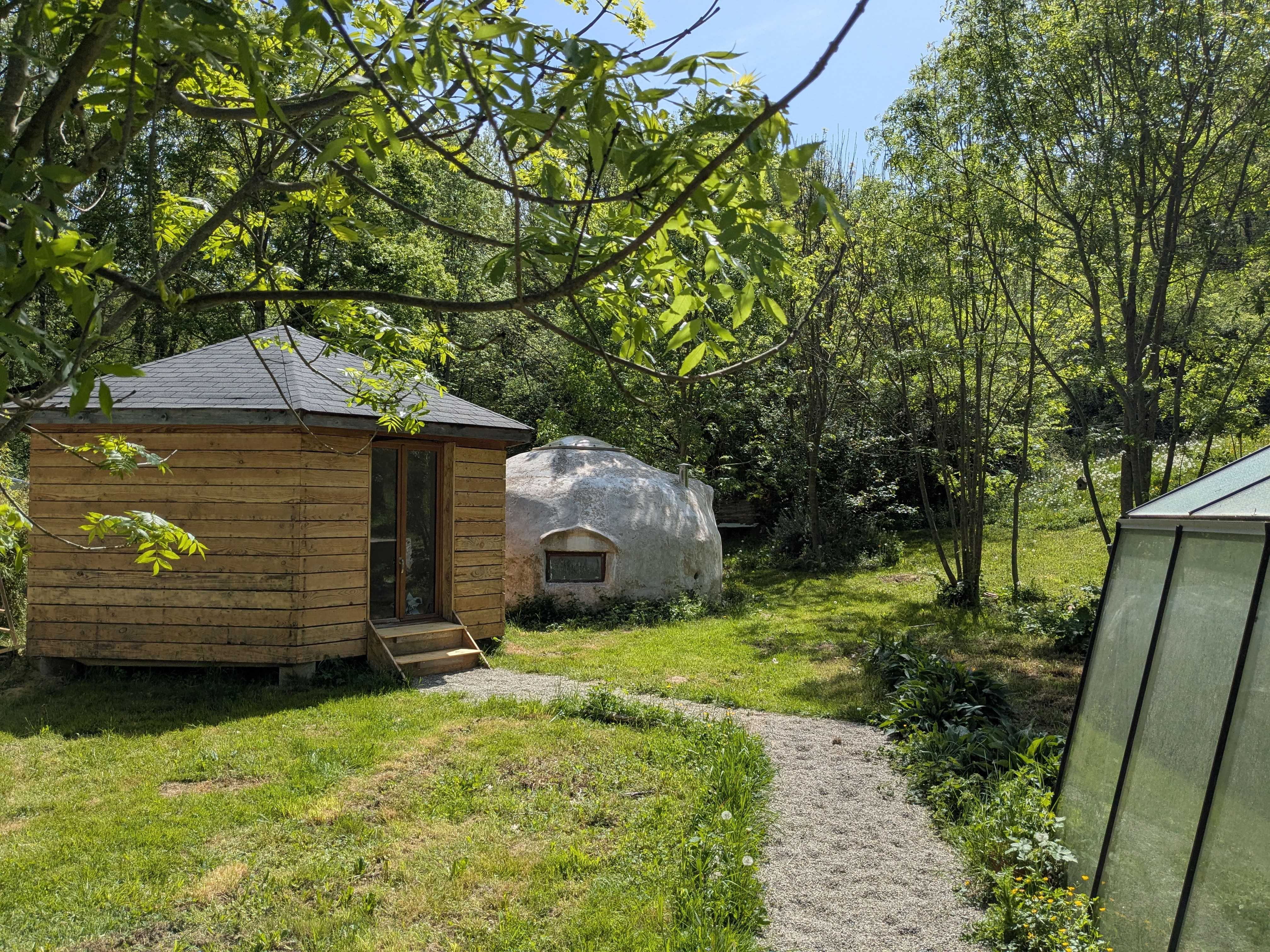 La Kerterre de la clairière — Hébergement atypique en pleine nature en Ariège à Foix — vue intérieure