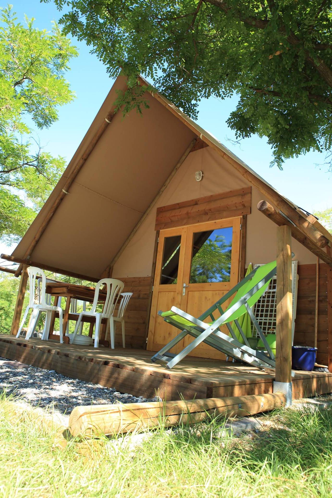 Cabane Lauzerot : une évasion en pleine nature à Baratier — vue intérieure