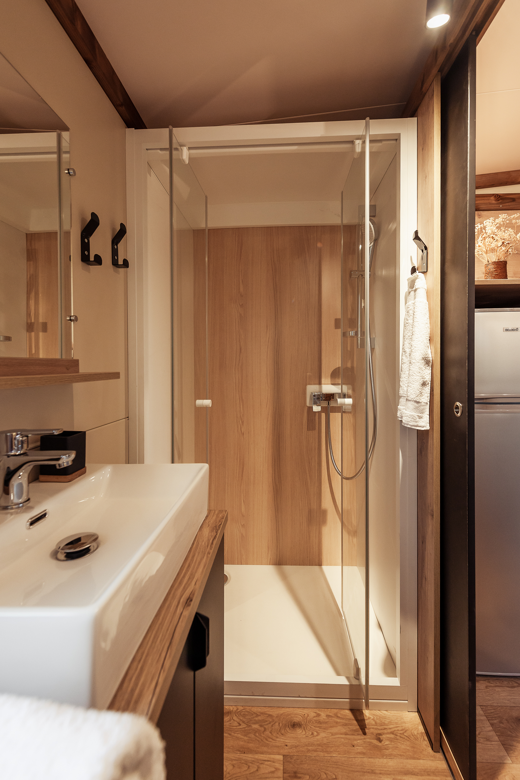 La Tiny le bois de Luce : une évasion moderne en pleine nature à Le Montat — cuisine