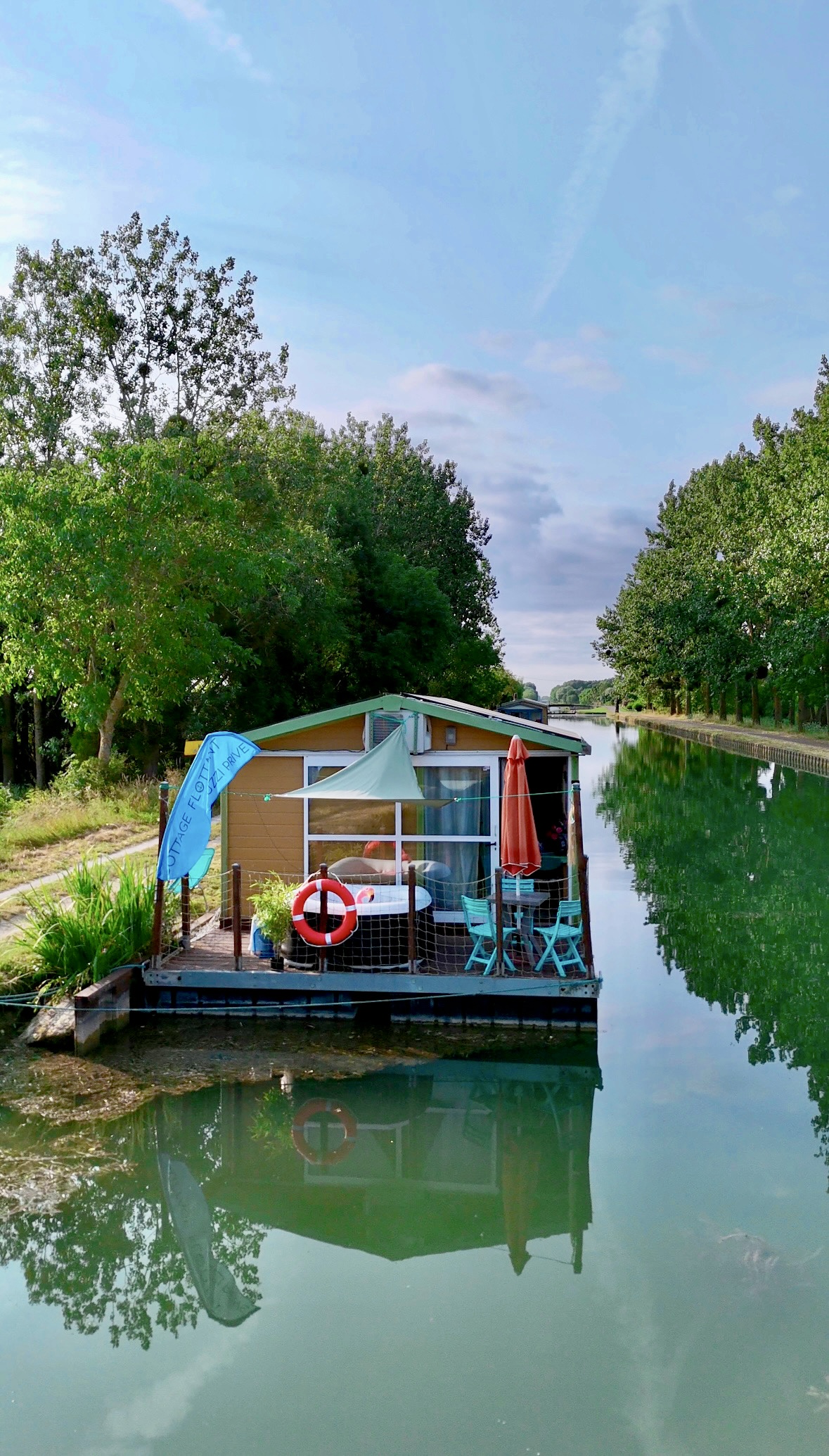 Le Cottage Flottant Insolite — Maison flottante avec jacuzzi à Côte-d'Or à Dijon — chambre