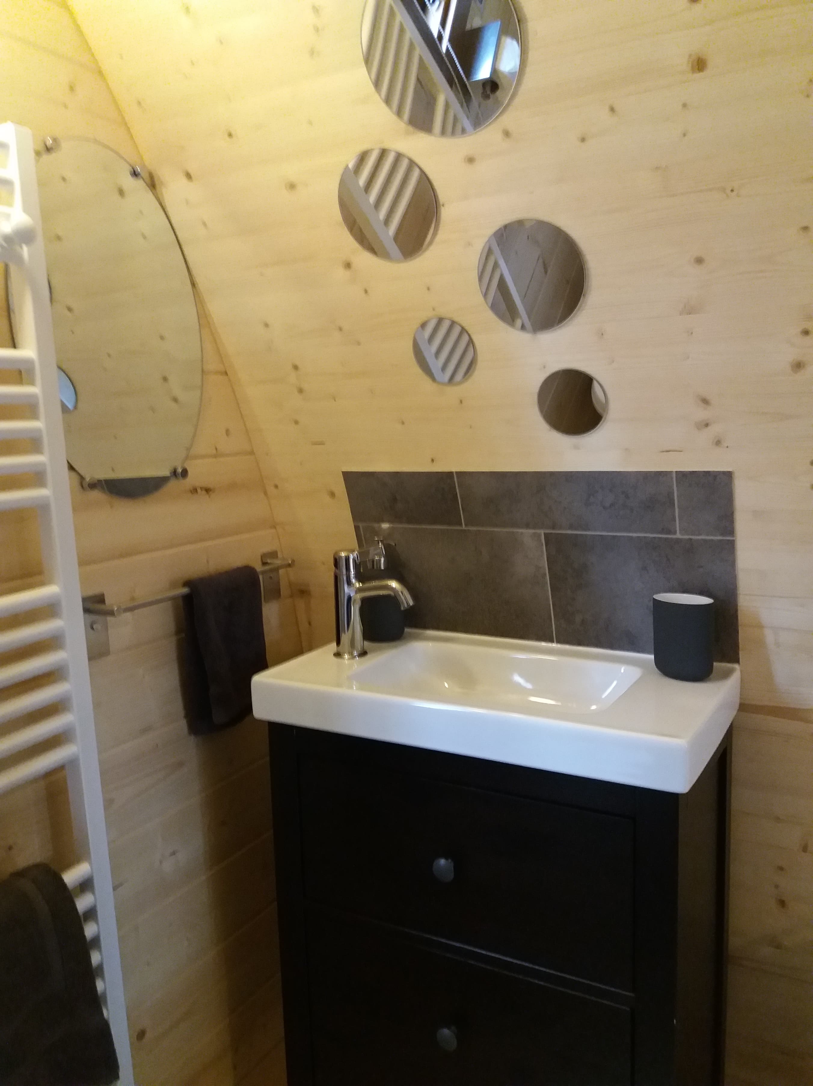 Mégapod le Refuge Insolite — Pod avec jacuzzi à Ariège à Vernajoul — environnement naturel