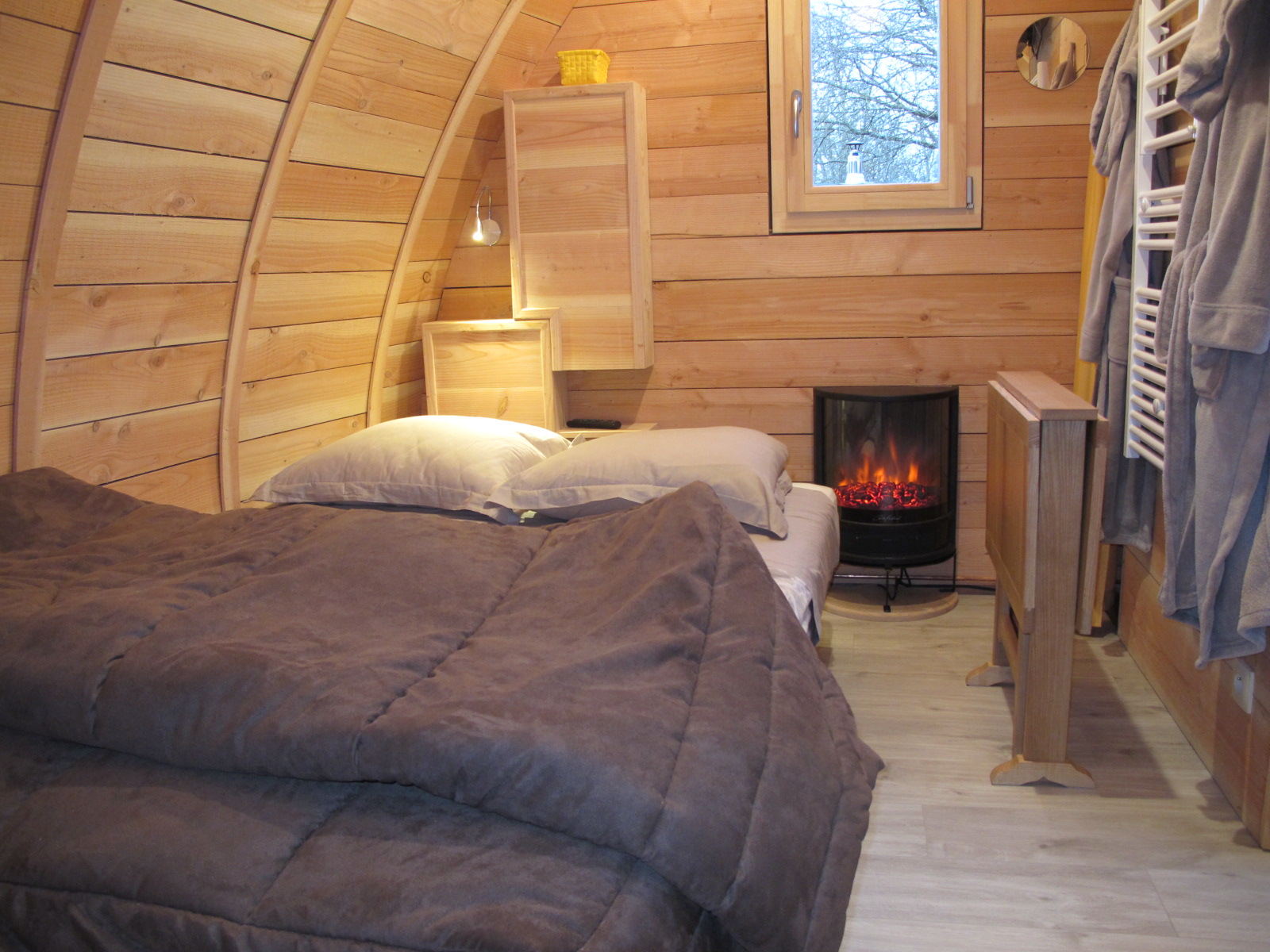 La Cabane Pom de Pin : une escapade enchantée en pleine nature à Chennegy — salle de bain