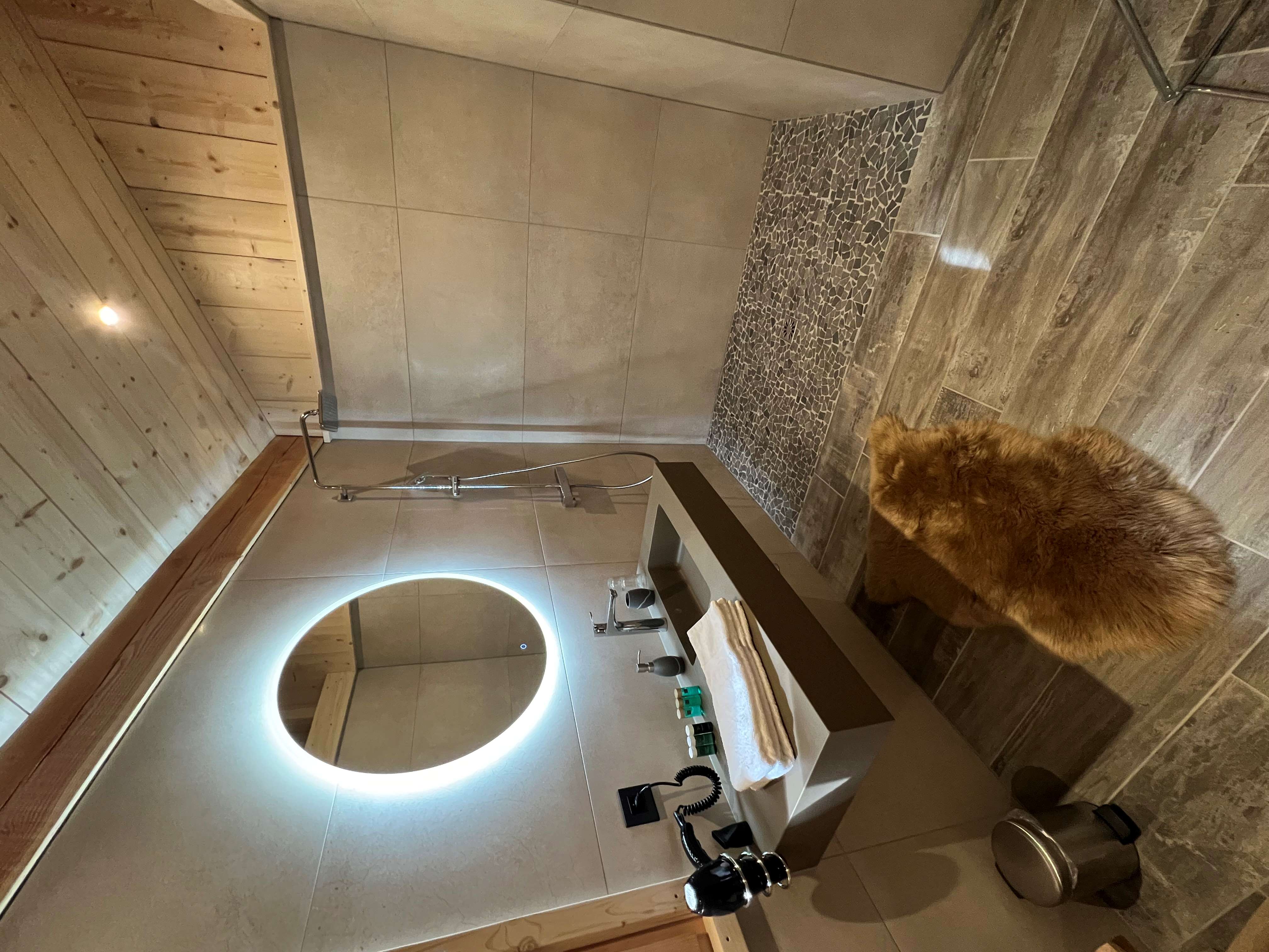 Cabane La Seignette : une expérience sensorielle en Franche-Comté à Petite Chaux — détail architectural