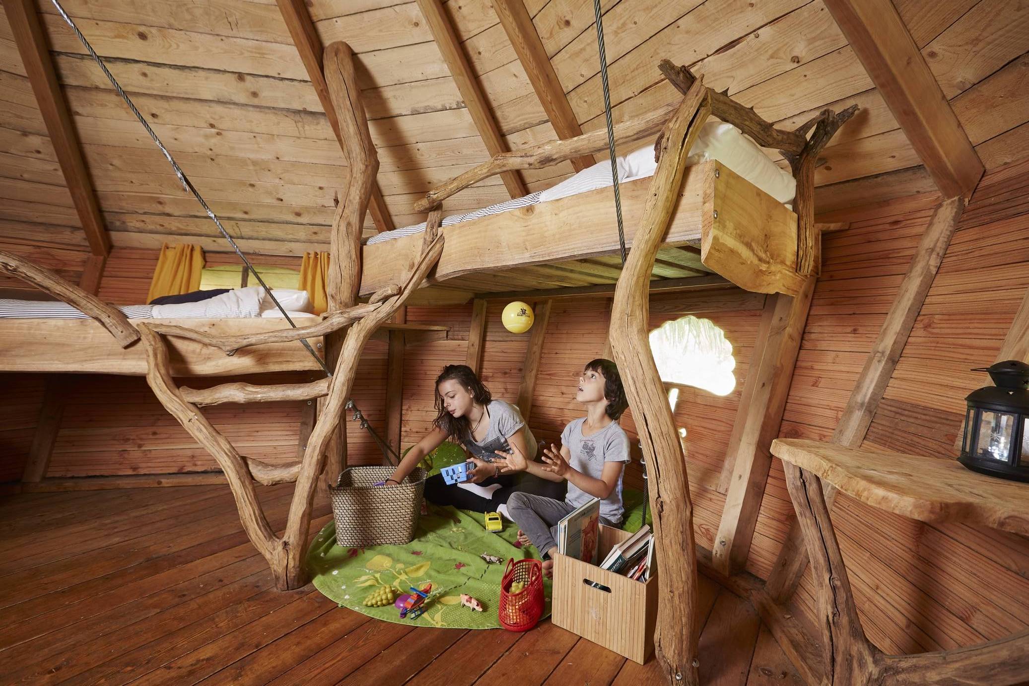 Chêne fou : une cabane perchée au cœur de la nature normande à Moulicent — vue intérieure