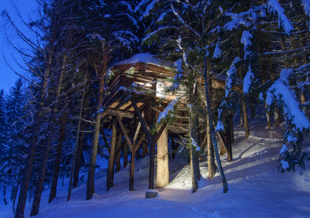 Évasion dans une cabane spa au cœur des arbres à Saint Nicolas La Chapelle — vue intérieure