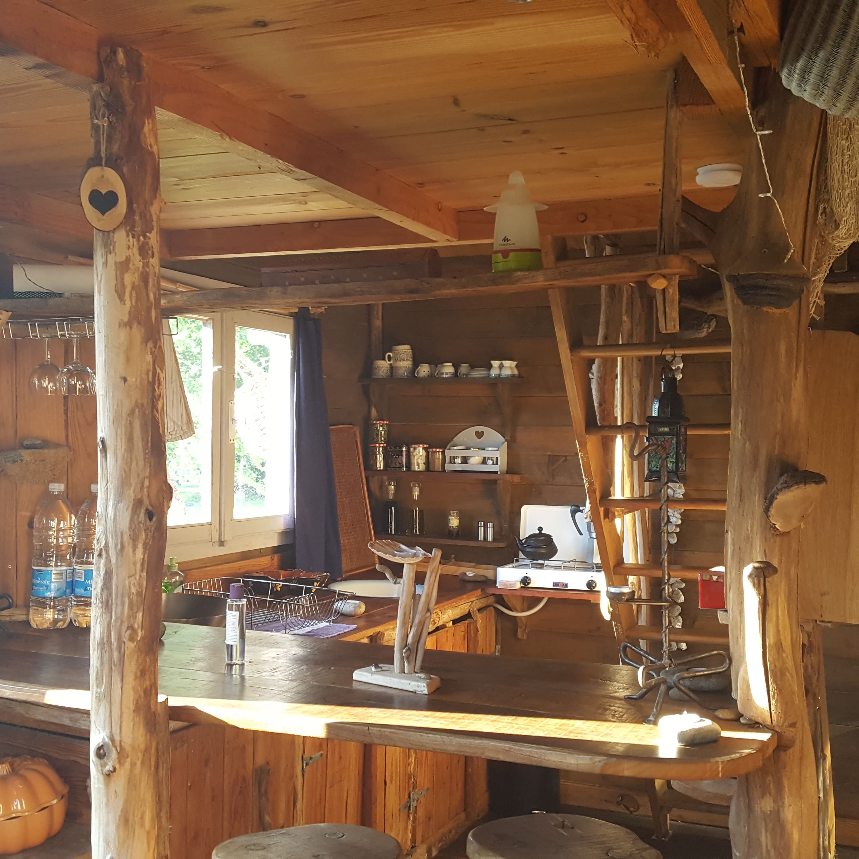 La cabane du Pêcheur — Cabane avec spa à La Ferme des Histoires Mélangées à Brive-la-Gaillarde — chambre