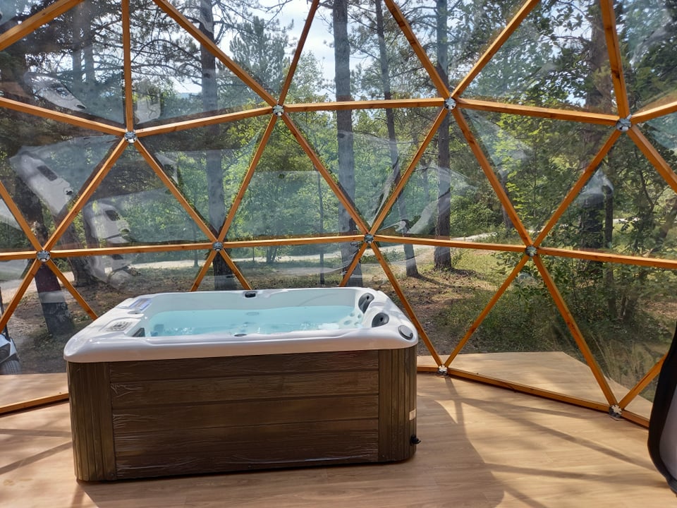 Évasion romantique dans une cabane bulle avec spa en pleine nature à Saint Pierre D’Argençon — espace de vie