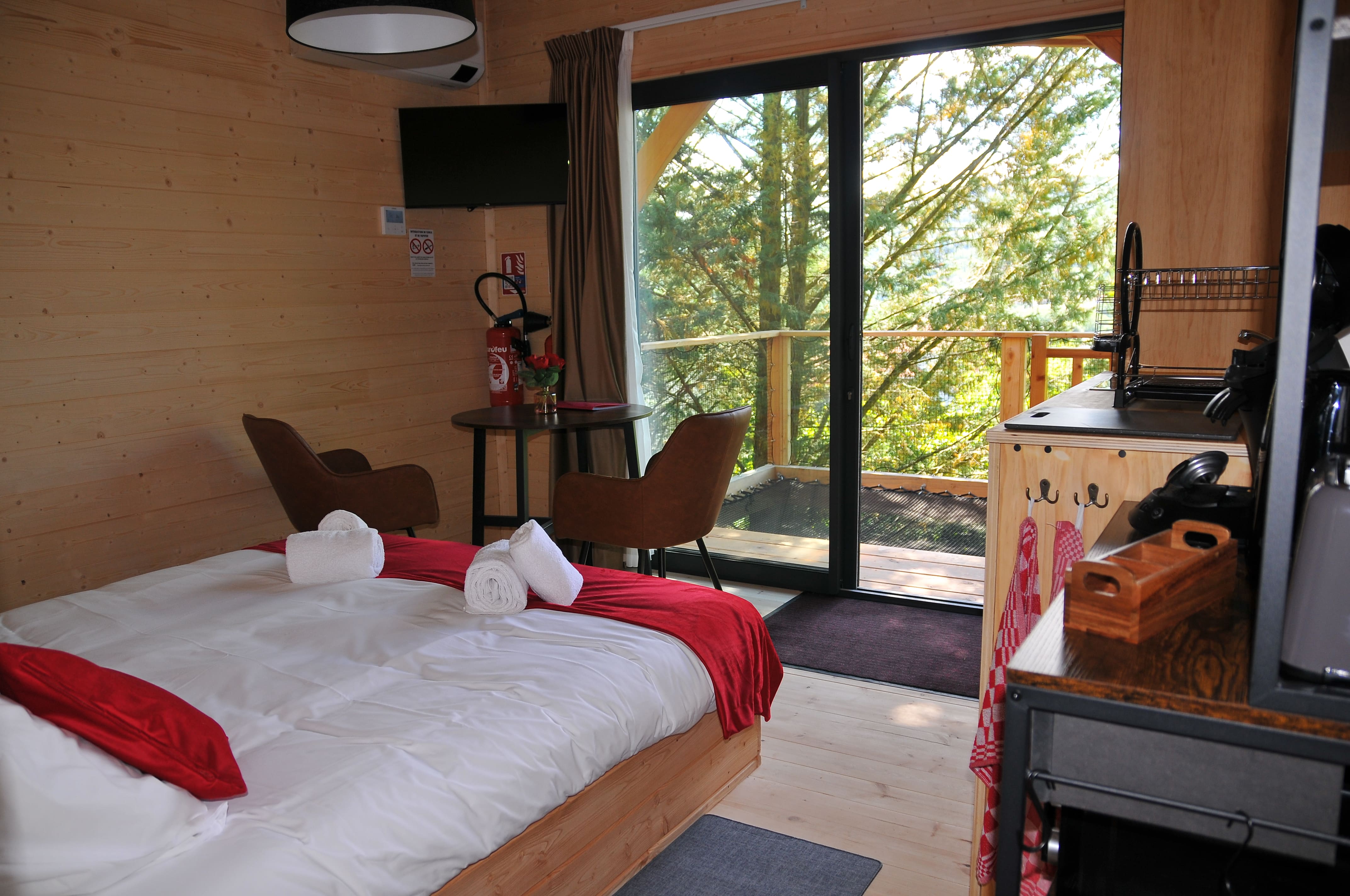 Évasion en cabane sur pilotis avec spa en Auvergne à Vic-Le-Comte — salle de bain