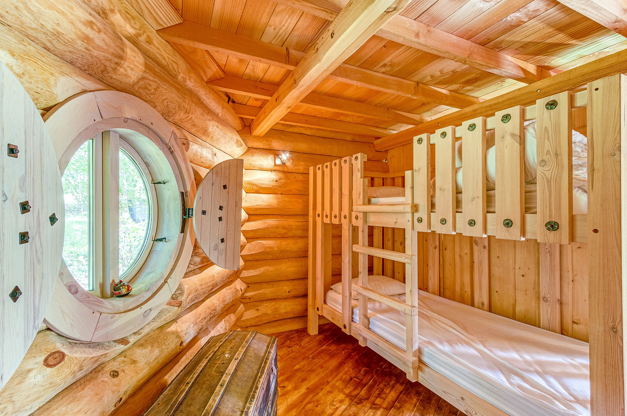 Évasion dans la cabane Spa Haldjas : un refuge de trappeur en Centre-Val de Loire à Descartes — chambre