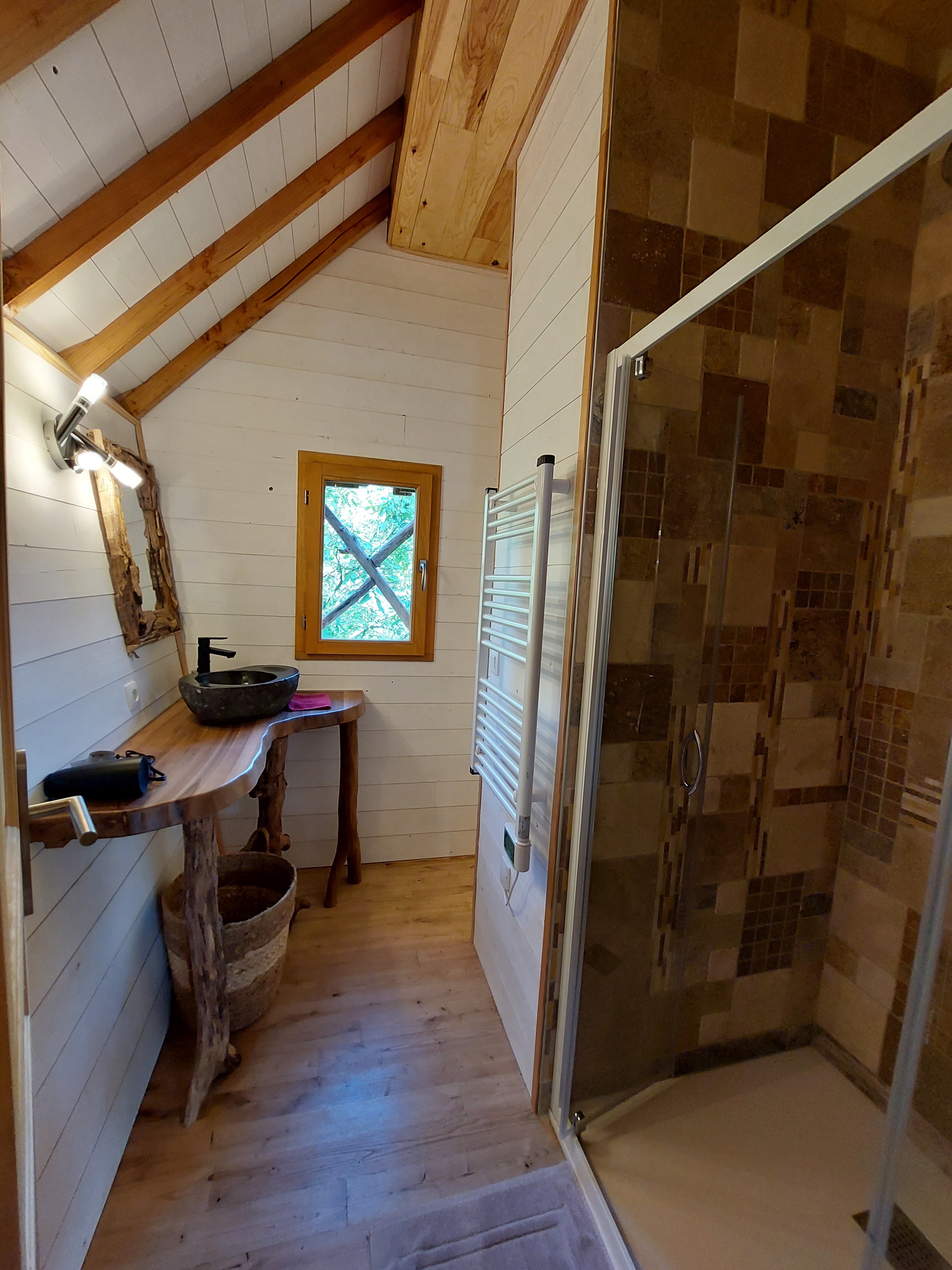 Cabane Asiatique — Séjour exotique avec spa à Vercors, Drôme à Saint-Jean-En-Royans — vue depuis la terrasse