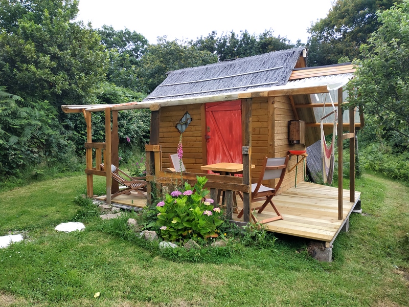 La Cahutte du P'tit Gris : une cabane au cœur de la nature normande à Fermanville — détail architectural