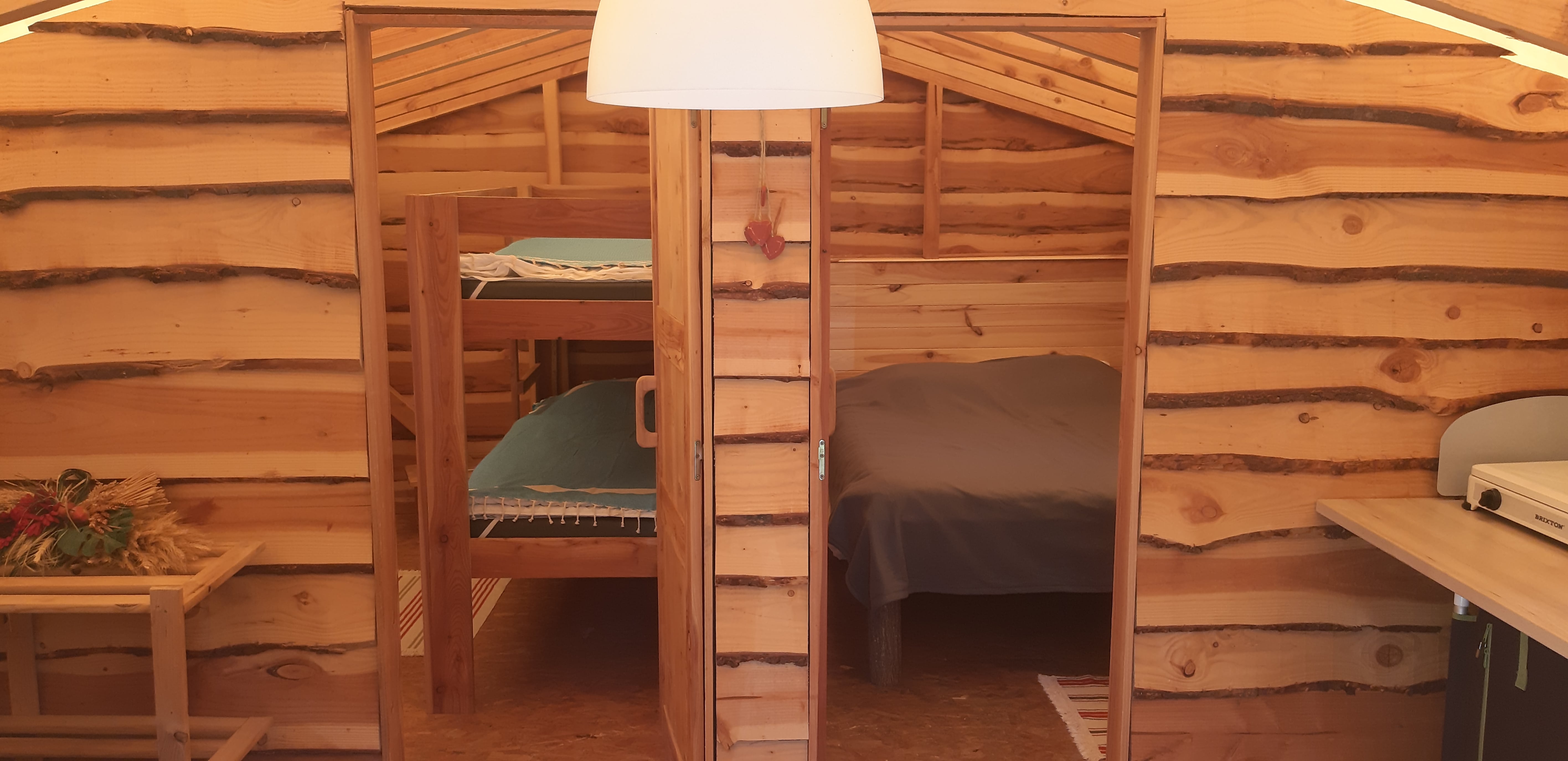 Cabane du Trappeur : une immersion au cœur de la nature ardéchoise à Arlebosc — espace de vie