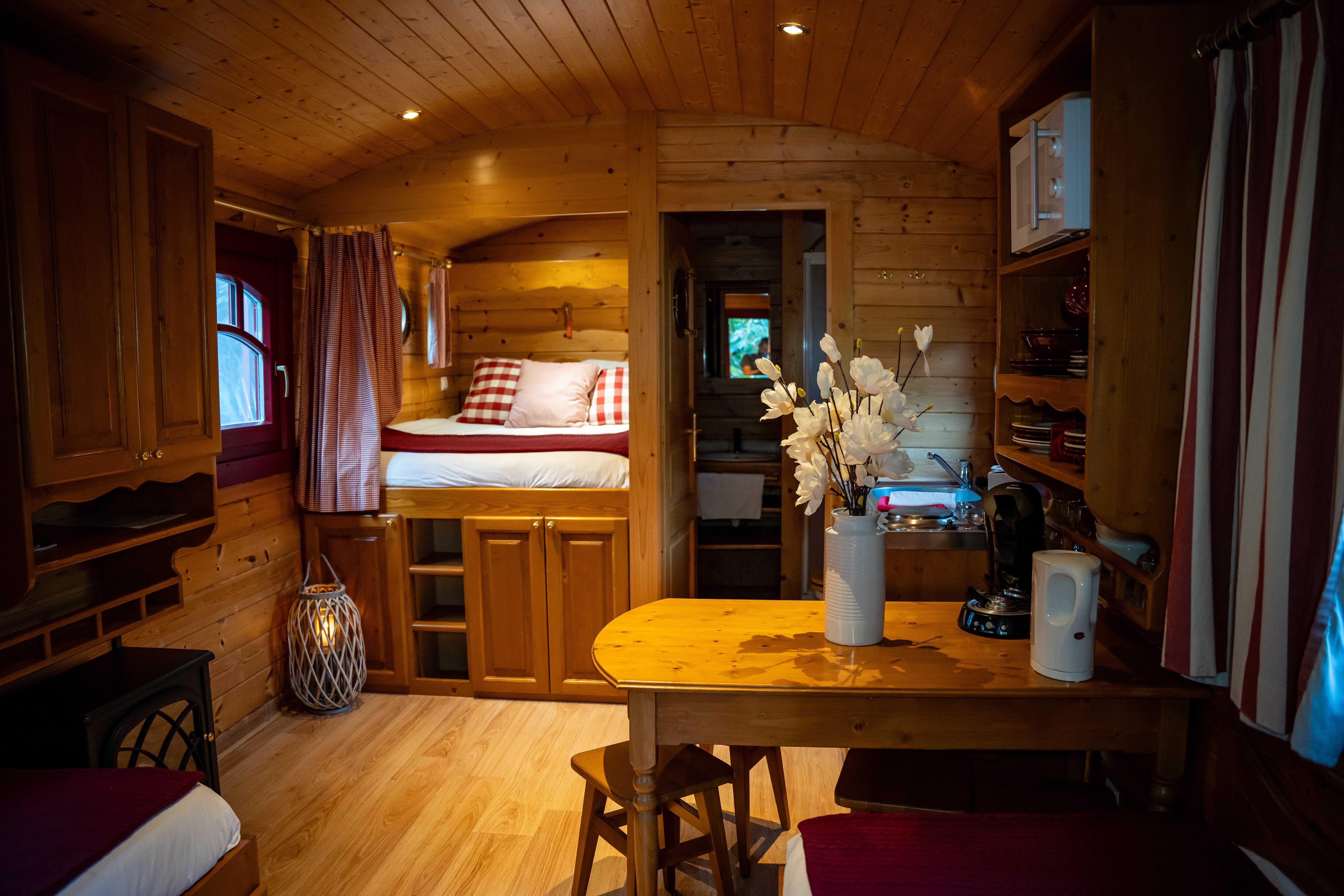Roulotte romantique avec spa au cœur des Midi-Pyrénées à Padirac — salle de bain