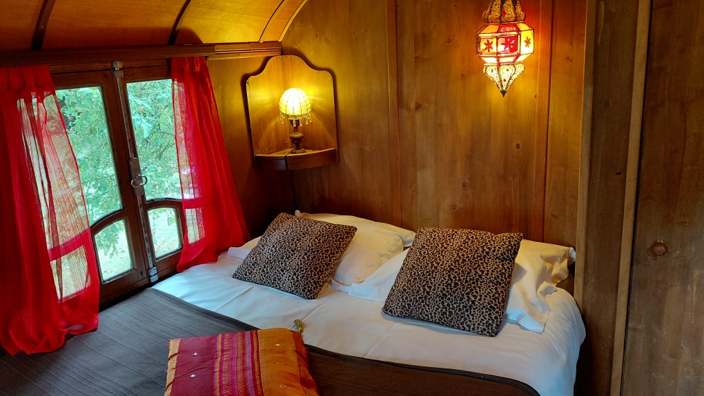 Roulotte Romanes — Séjour bohème avec spa à Saint-Malo (Ille-et-Vilaine) à Saint-Malo — espace de vie